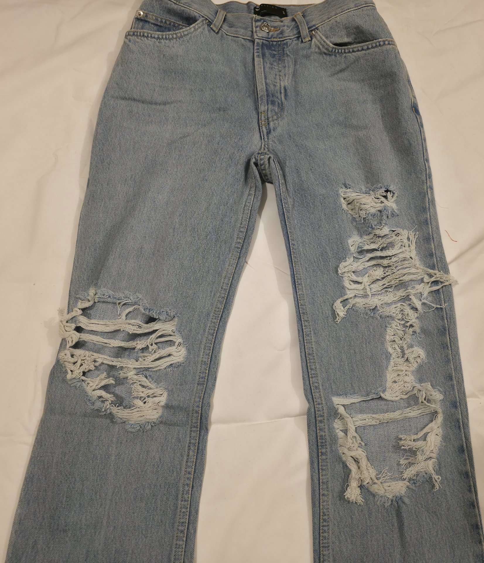 Asos Design Light Blue Ripped Mom Jeans – Size 26/30, ASOS Design, W28 L36, New condition — preloved on SilentSale®