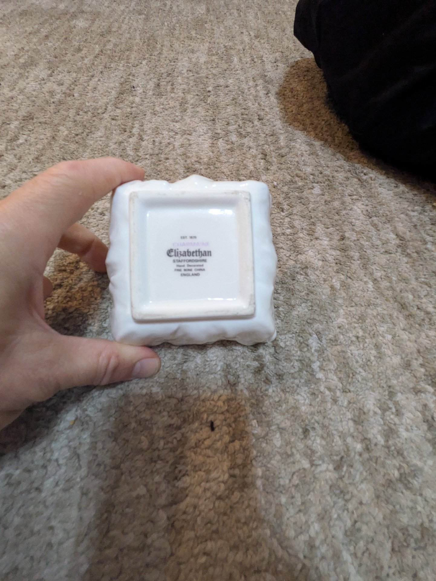 White Ceramic Butter Dish with Gold Trim, Elizabetthan Staffordshire, One Size, Excellent condition — preloved on SilentSale®