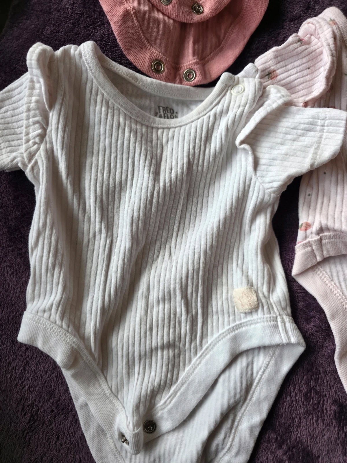 4 pink baby newborn bodysuits with small floral print #babygirl #floral, Fred & Flo, Newborn, Excellent condition — preloved on SilentSale®