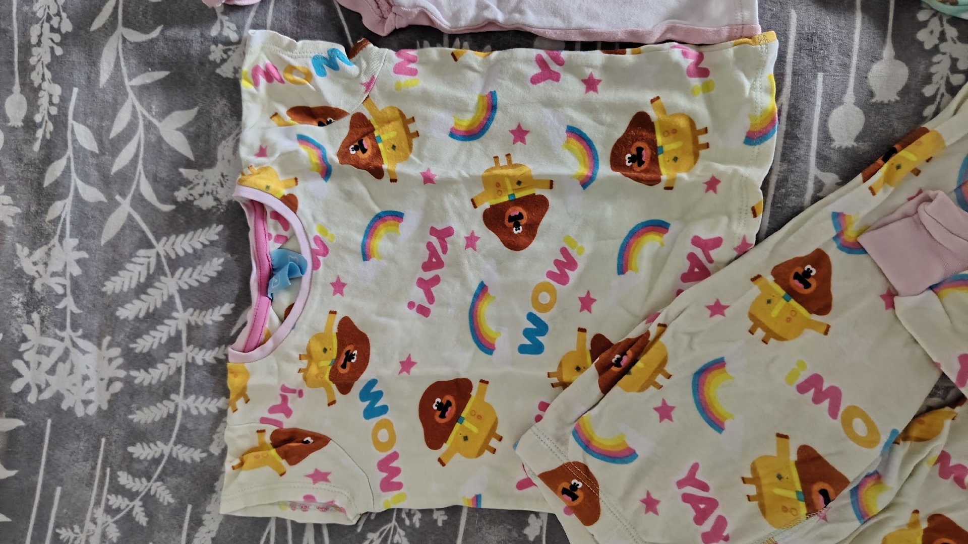 Kids Pyjama Set with Bear and Rainbow Print – Age 2-3 Years, Rainbow, 2 years, Good condition — preloved on SilentSale®