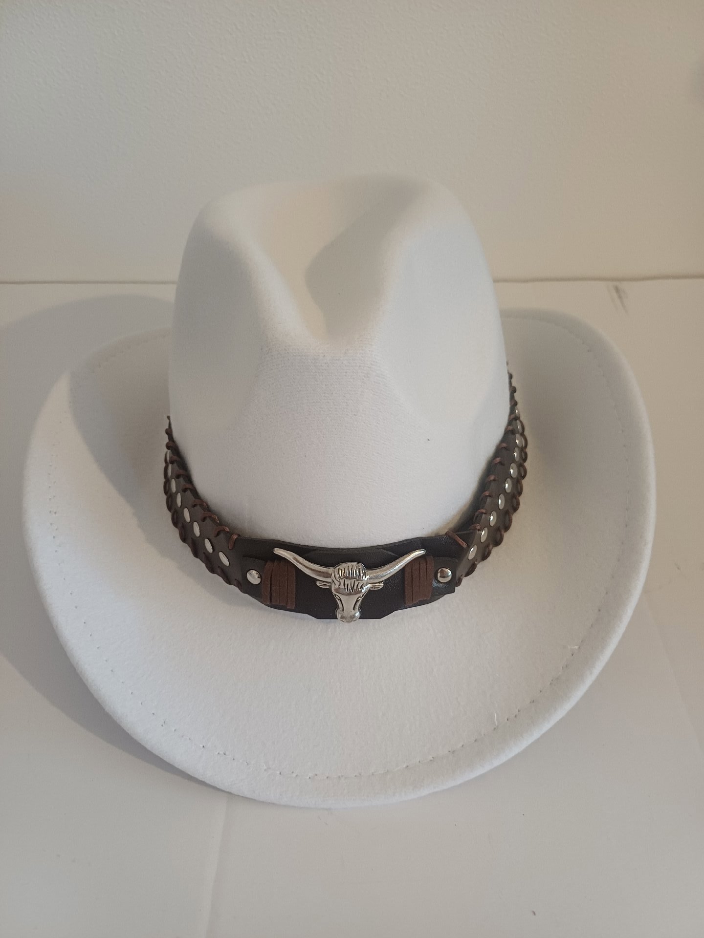 White cowboy hat size 56cm, Cowboy, 56 cm, New condition — preloved on SilentSale®