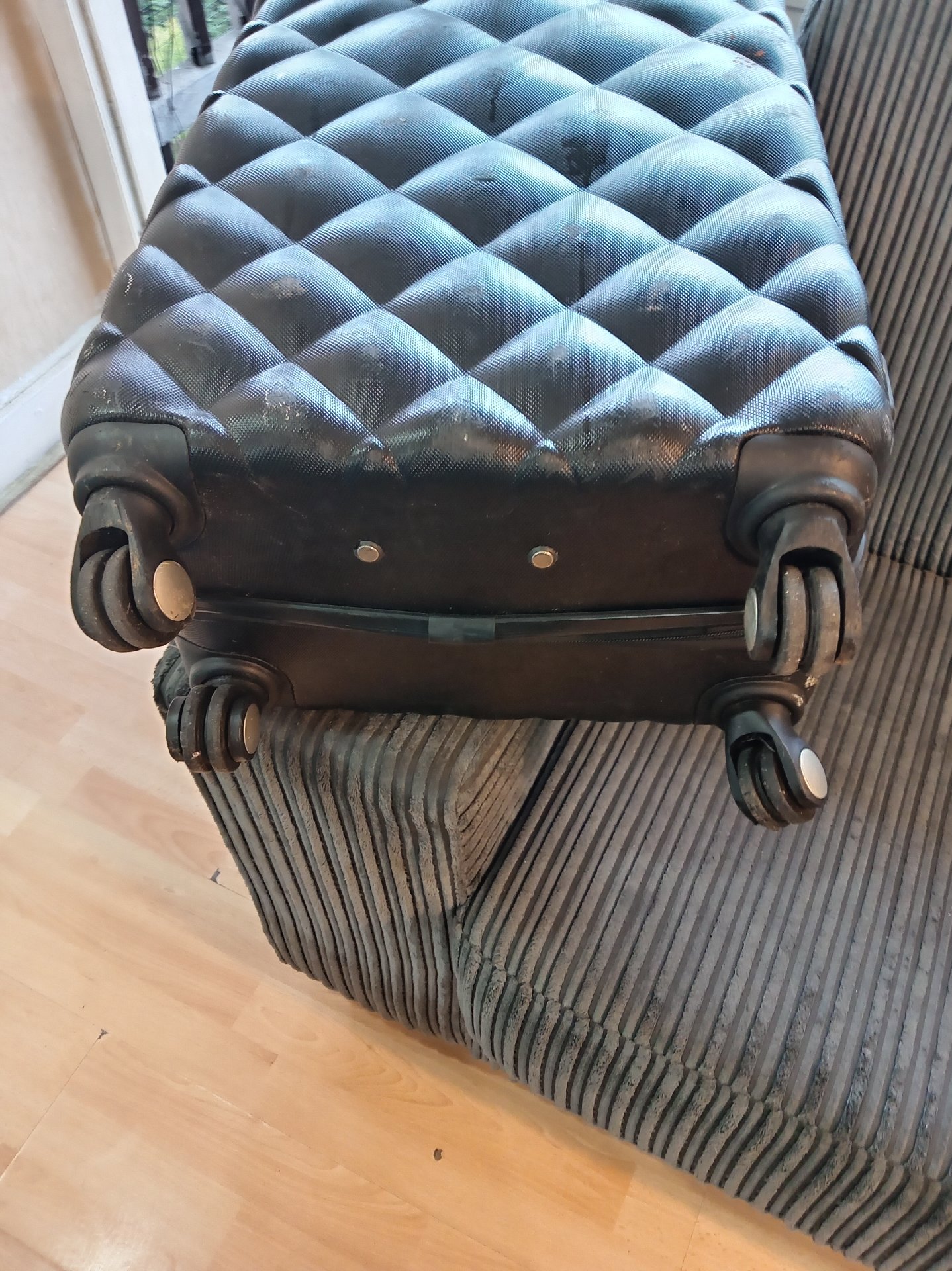 Black Hard Shell Suitcase with Wheels and Extendable Handle, Unbranded, One Size, Good condition — preloved on SilentSale®