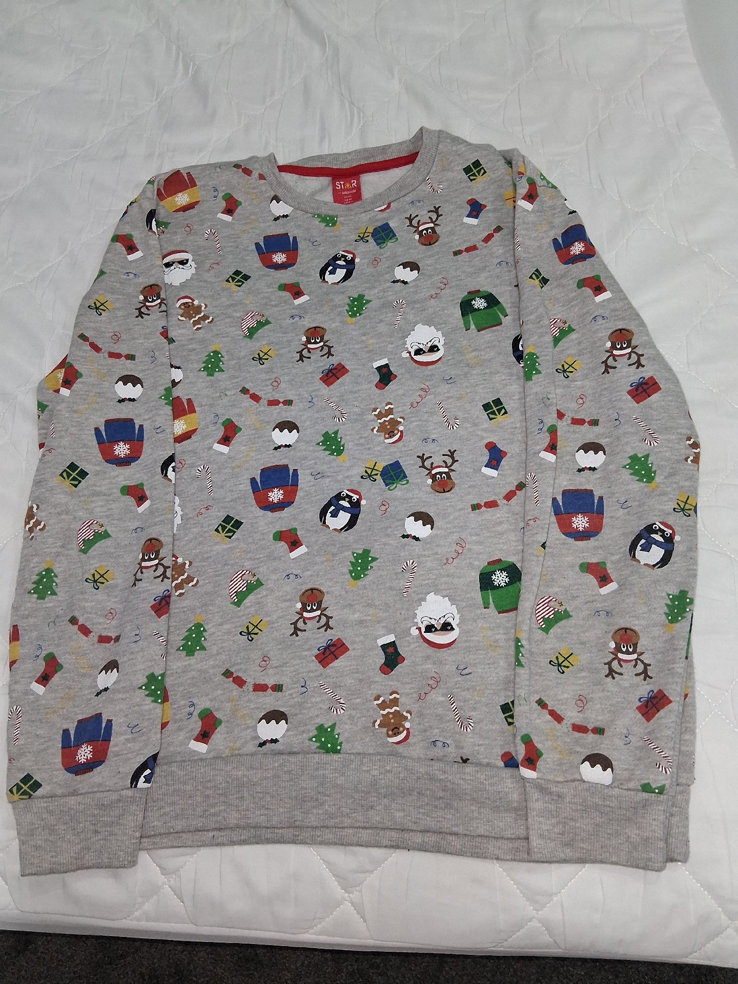 Star Grey Christmas Print Sweatshirt Medium, Star, M, Excellent condition — preloved on SilentSale®