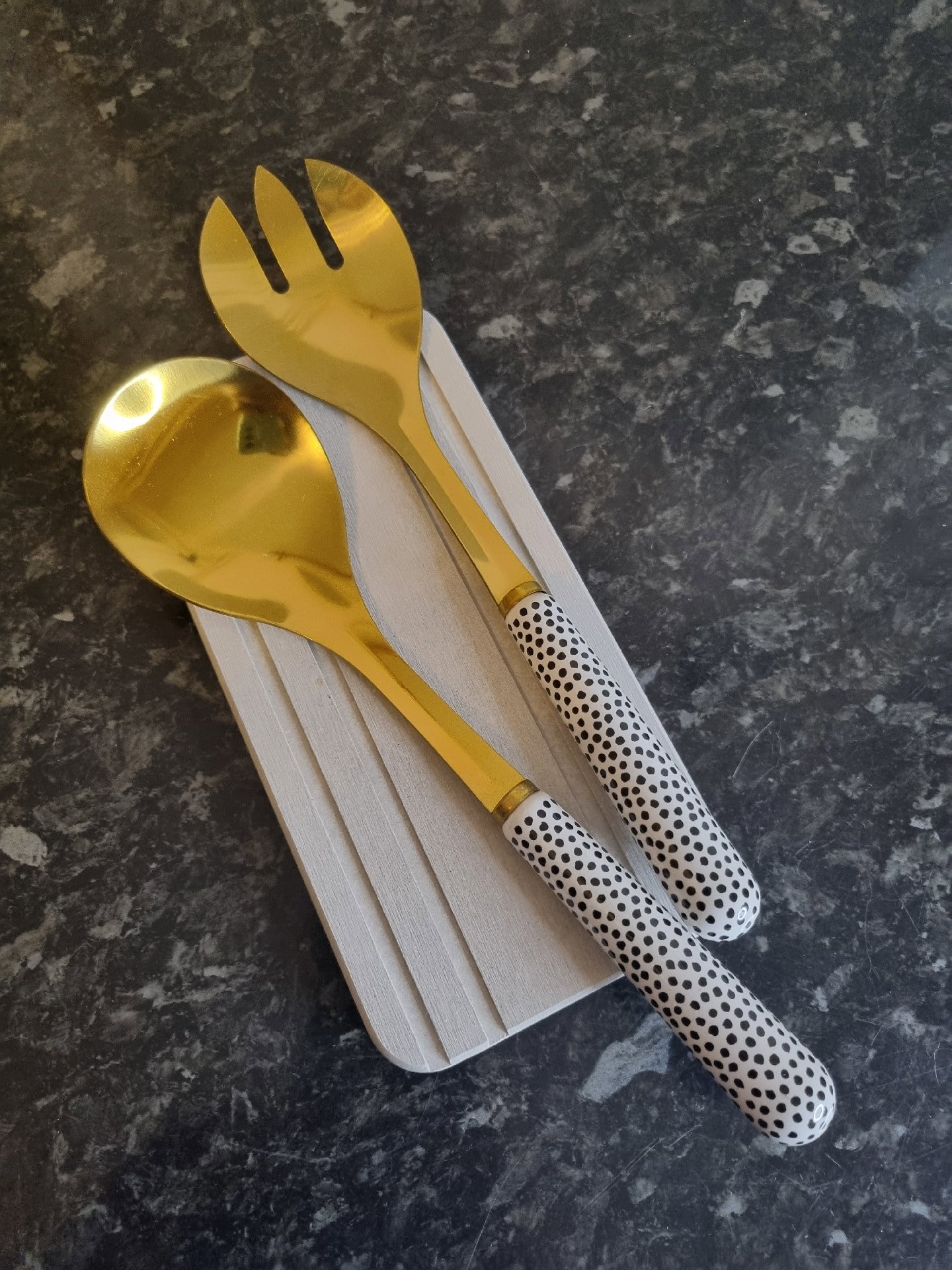 Gold Tone Salad Servers with Speckled White Handles, Unbranded, One Size, New condition — preloved on SilentSale®