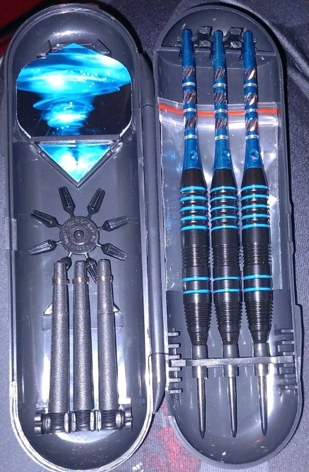 Darts Set with Blue and Black Barrels and Case, Unbranded, Small (up to A4), Excellent condition — preloved on SilentSale®