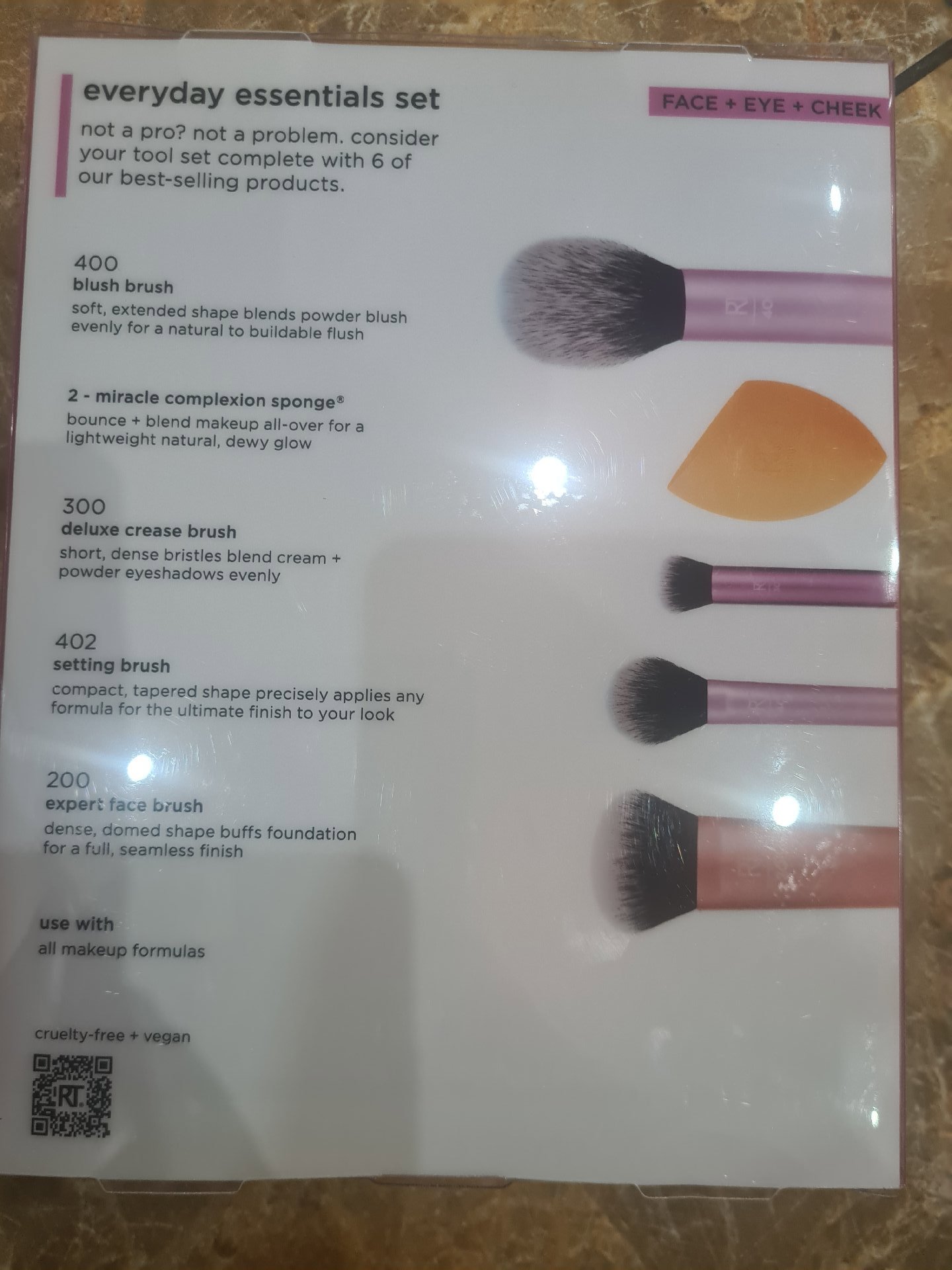 Real Techniques Everyday Essentials Makeup Brush Set with Sponge, Real Techniques, One Size, New condition — preloved on SilentSale®
