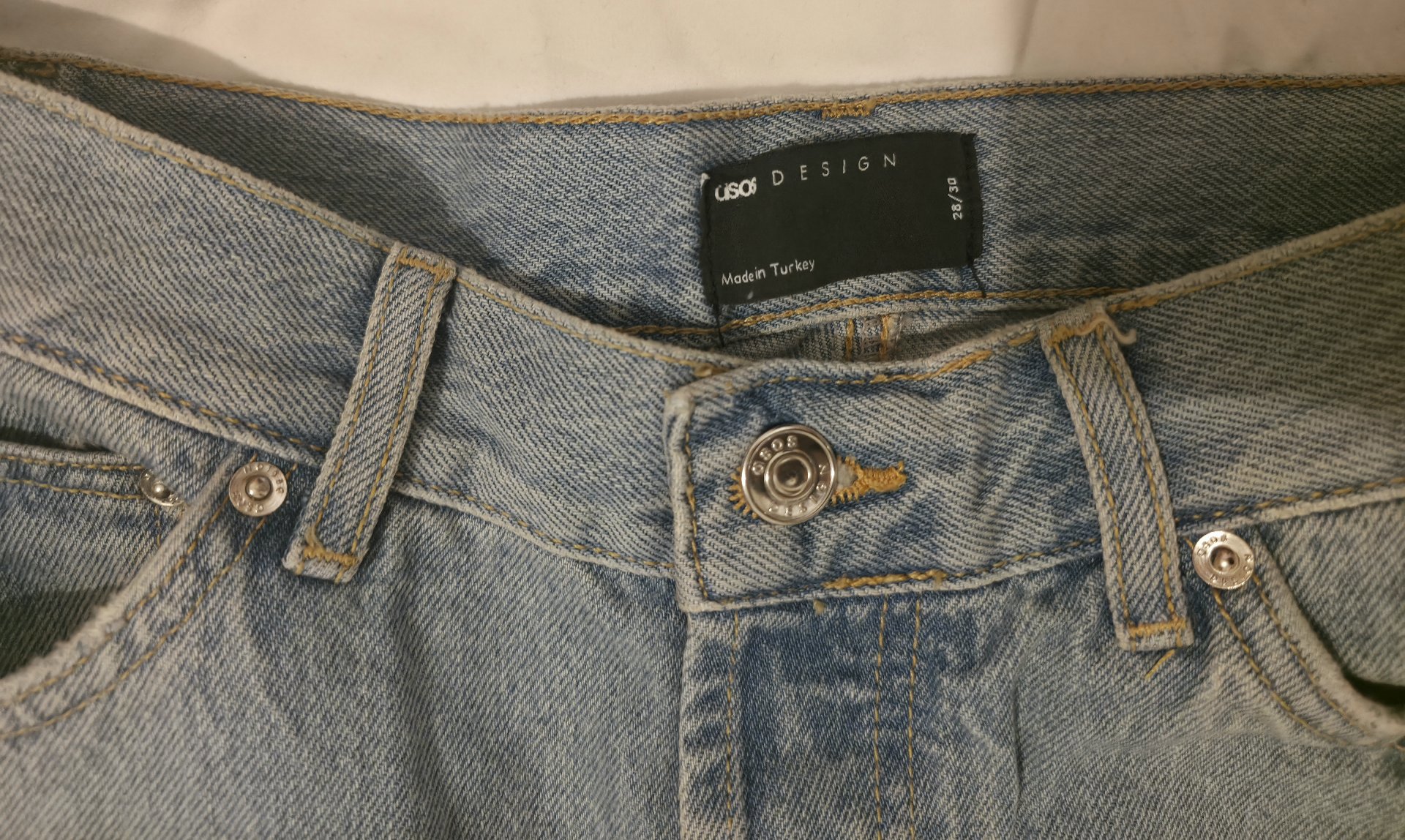 Asos Design Light Blue Ripped Mom Jeans – Size 26/30, ASOS Design, W28 L36, New condition — preloved on SilentSale®