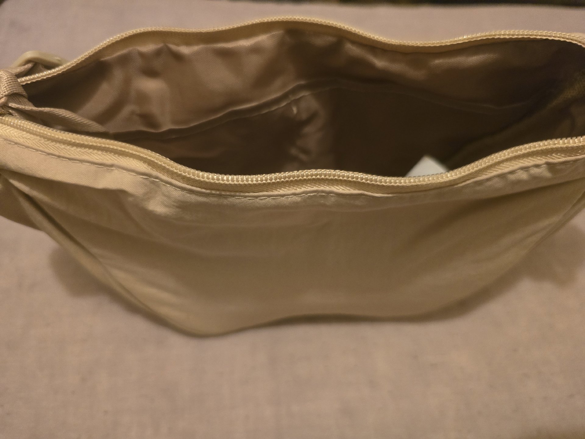 Crossbody Shoulder Bag, sangria, One Size, New condition — preloved on SilentSale®