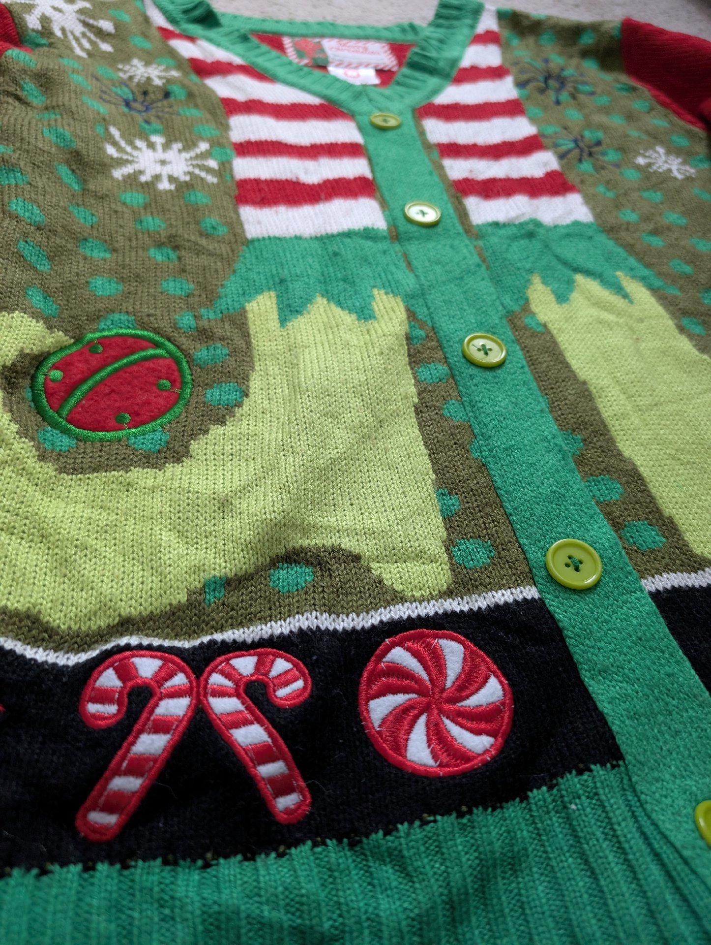 Christmas Themed Knitted Cardigan Sweater – Size M, Unbranded, M, Excellent condition — preloved on SilentSale®