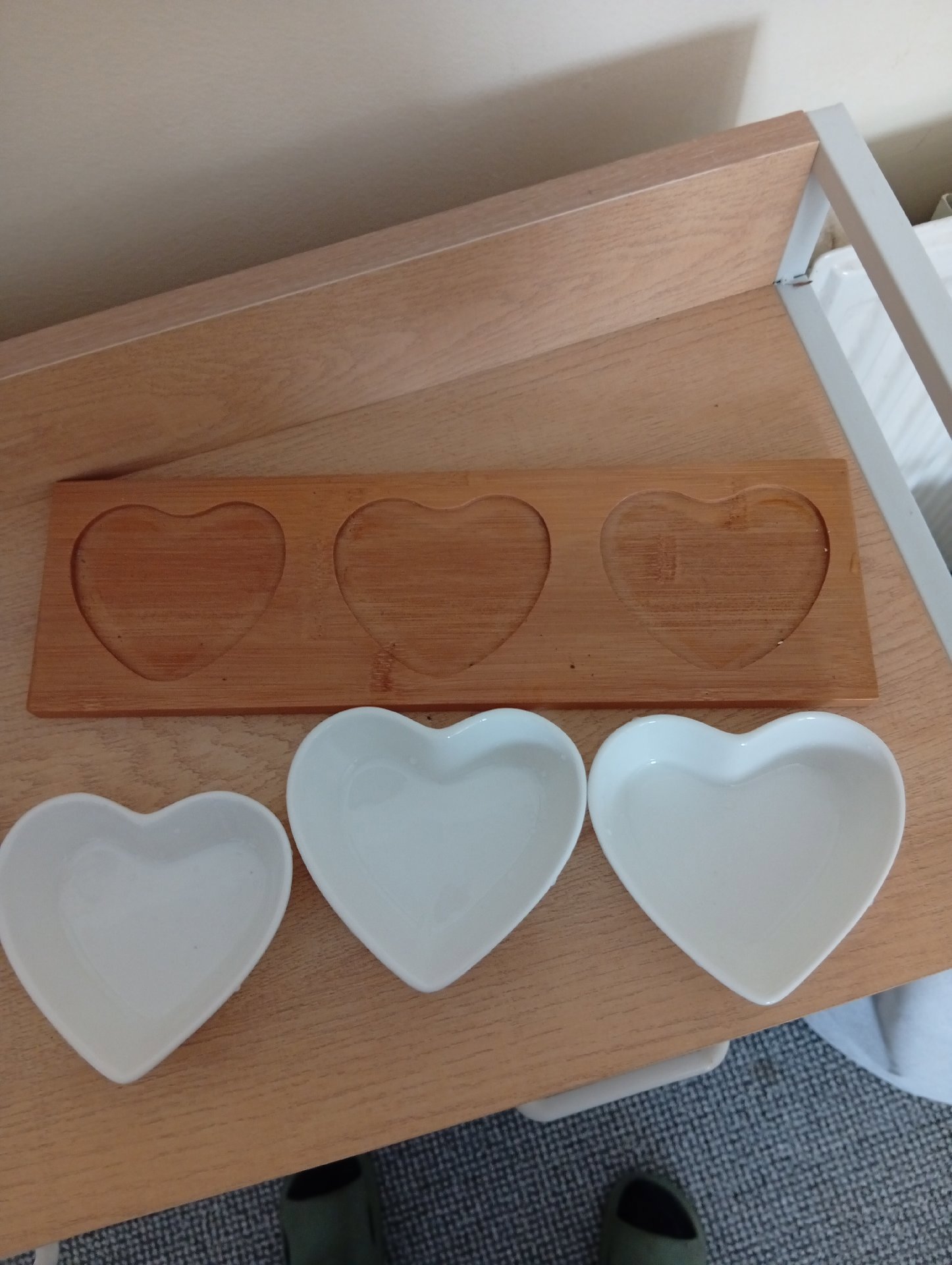 Heart Shaped Ceramic Dishes with Wooden Tray, Unbranded, One Size, Like New condition — preloved on SilentSale®