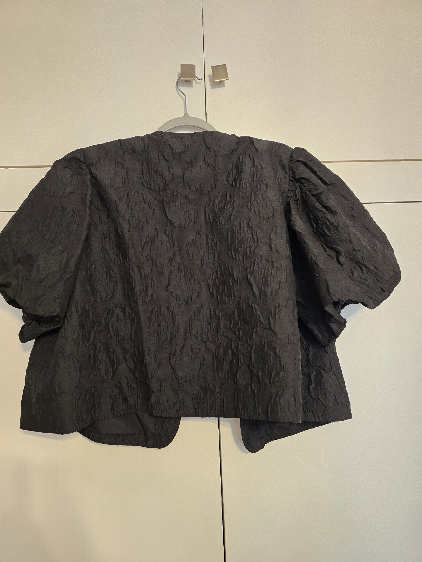 Black Textured Puff Sleeve Jacket – XL, H&M, XL, Excellent condition — preloved on SilentSale®