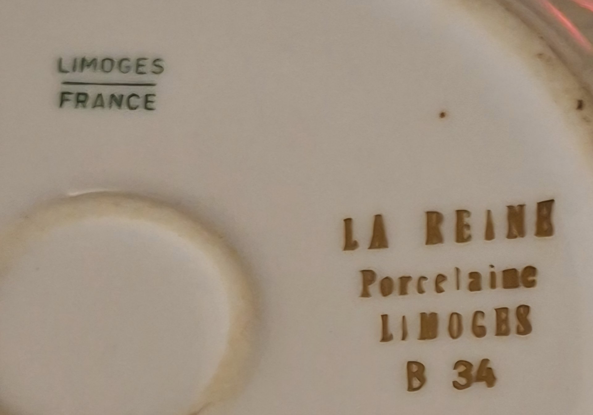 La Reine Limoges Porcelain Decorative Trinket Box, La Reine Limoges, One Size, Good condition — preloved on SilentSale®