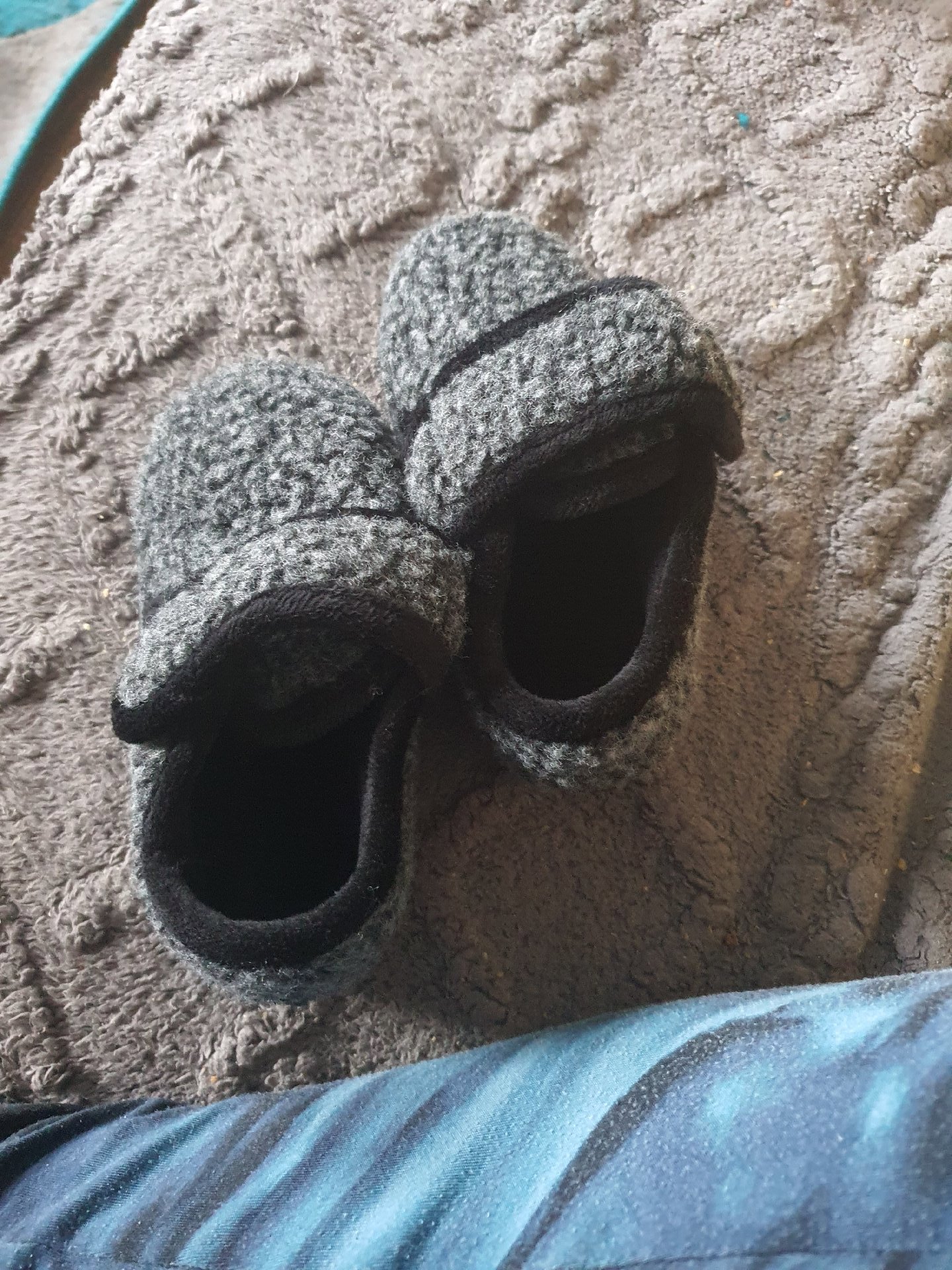 Todler Grey Fleece Slip-On Slippers – UK 9 , Amazon, 9, Excellent condition — preloved on SilentSale®