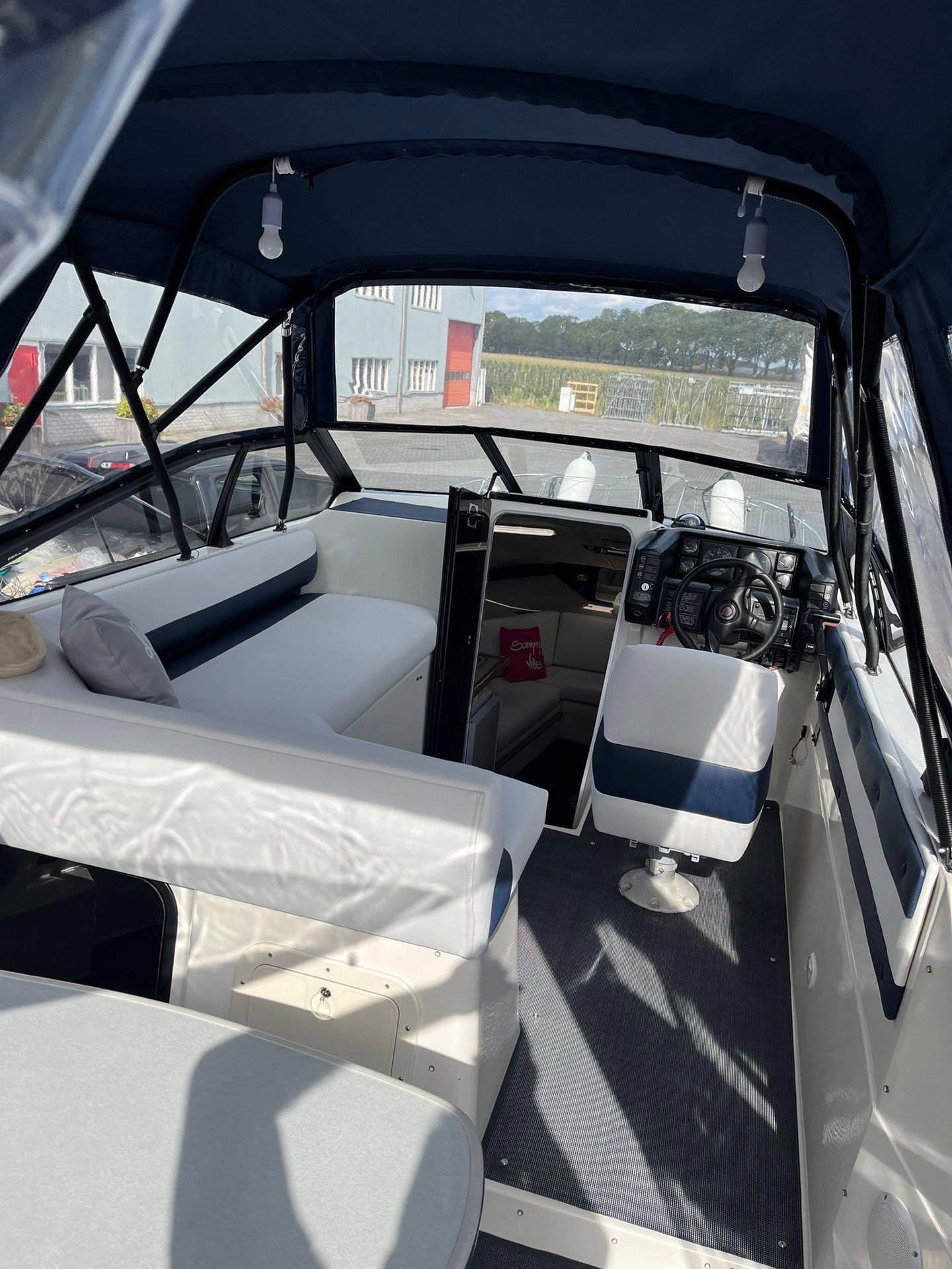 Motor Cruiser Boat with Cabin and Seating Area, Bayliner, One Size, Excellent condition — preloved on SilentSale®