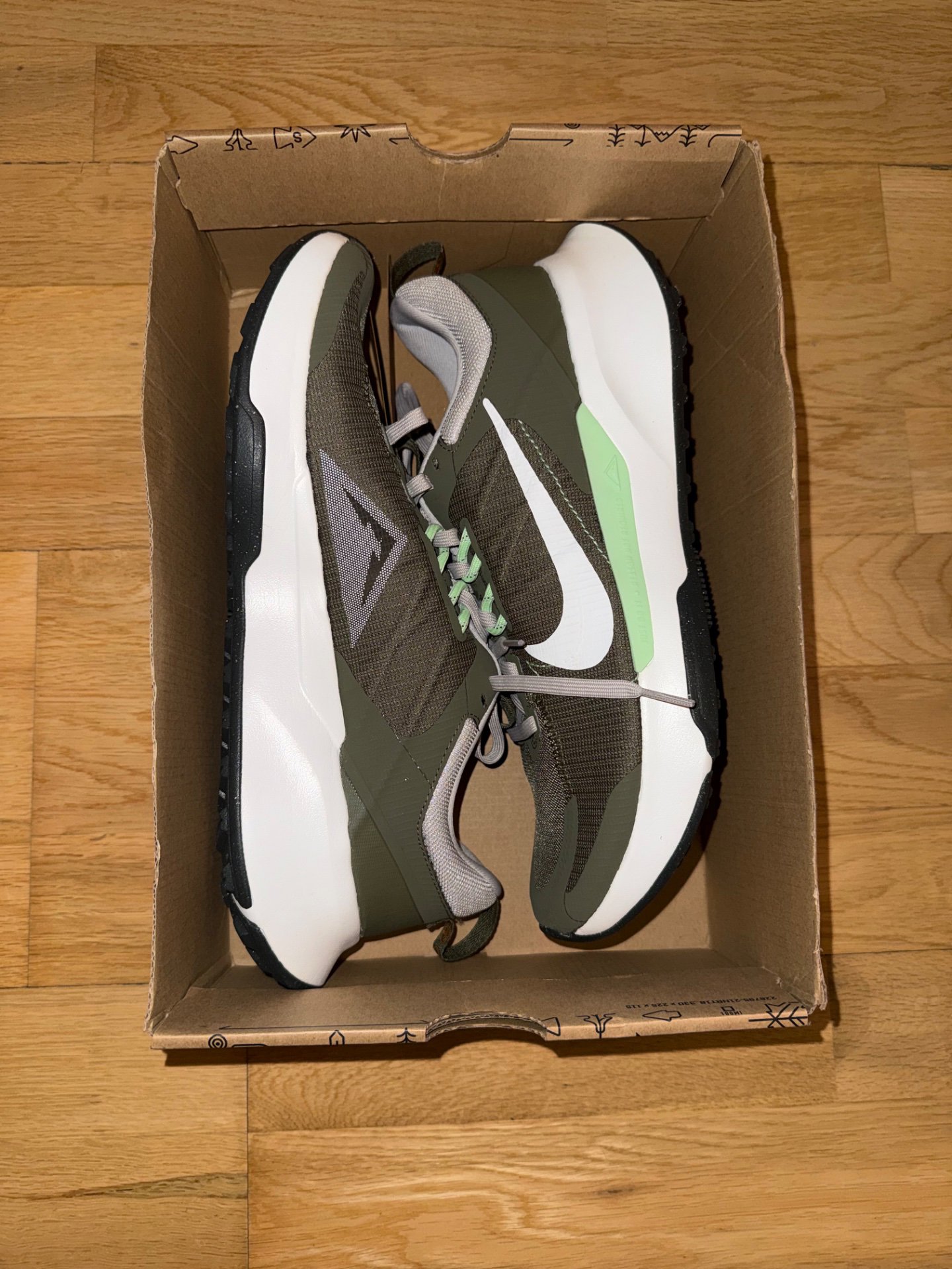 Nike Green and White Trainers, Nike, 9.5, New condition — preloved on SilentSale®