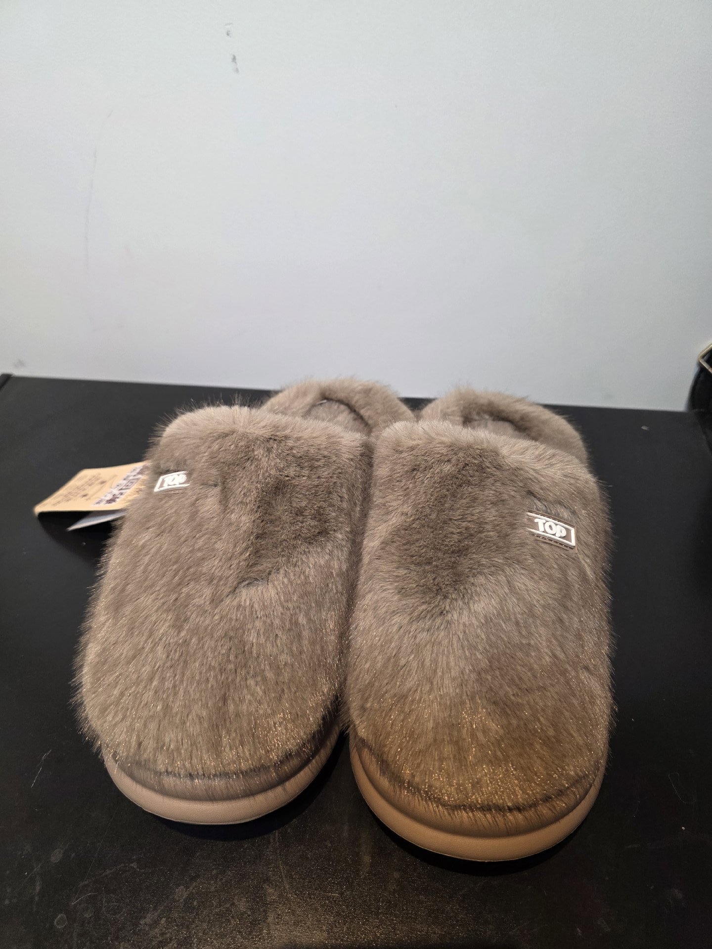 Winter ready Totes Brown Faux Fur Slippers, Unbranded, 5.5, New condition — preloved on SilentSale®