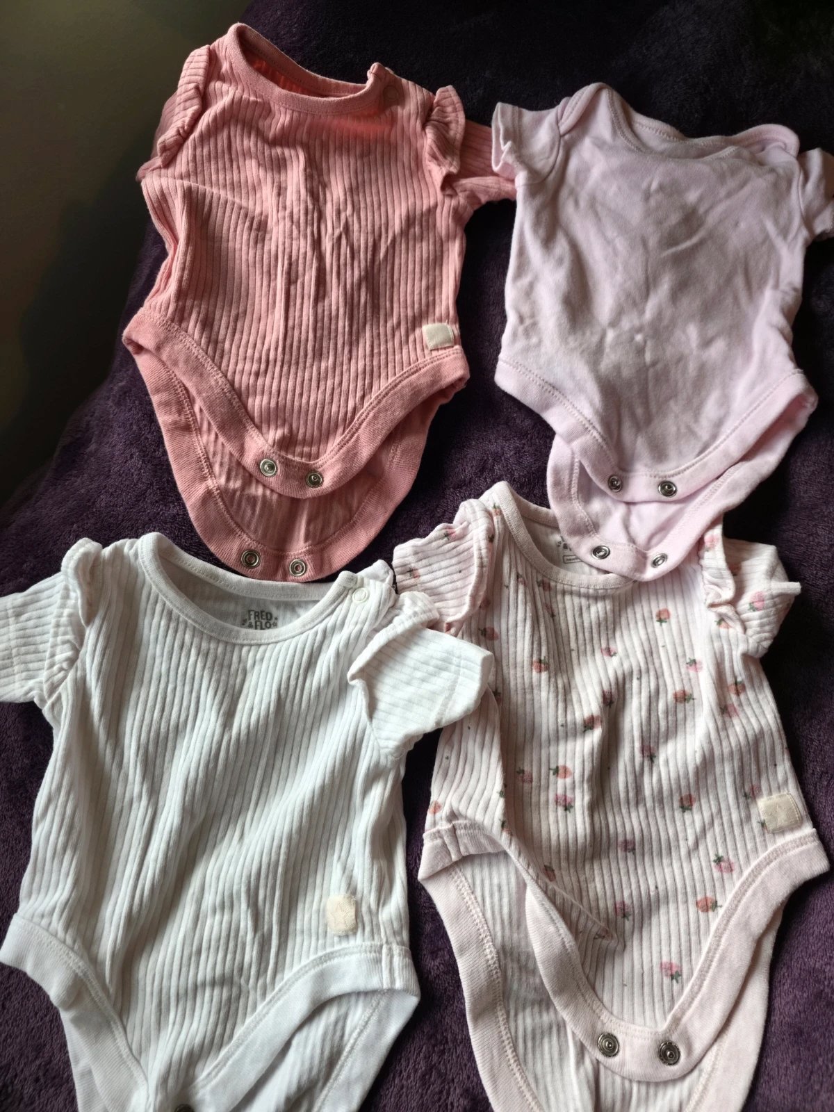 4 pink baby newborn bodysuits with small floral print #babygirl #floral, Fred & Flo, Newborn, Excellent condition — preloved on SilentSale®