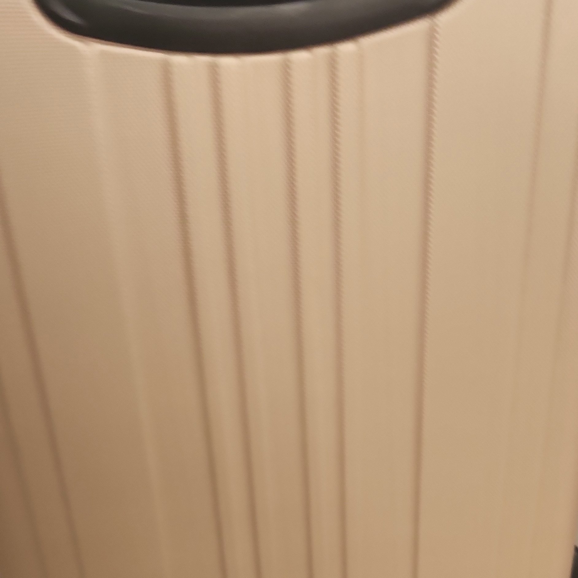 Neudorf Lightweight Hard Shell Spinner Suitcase, Neudorf, One Size, Excellent condition — preloved on SilentSale®