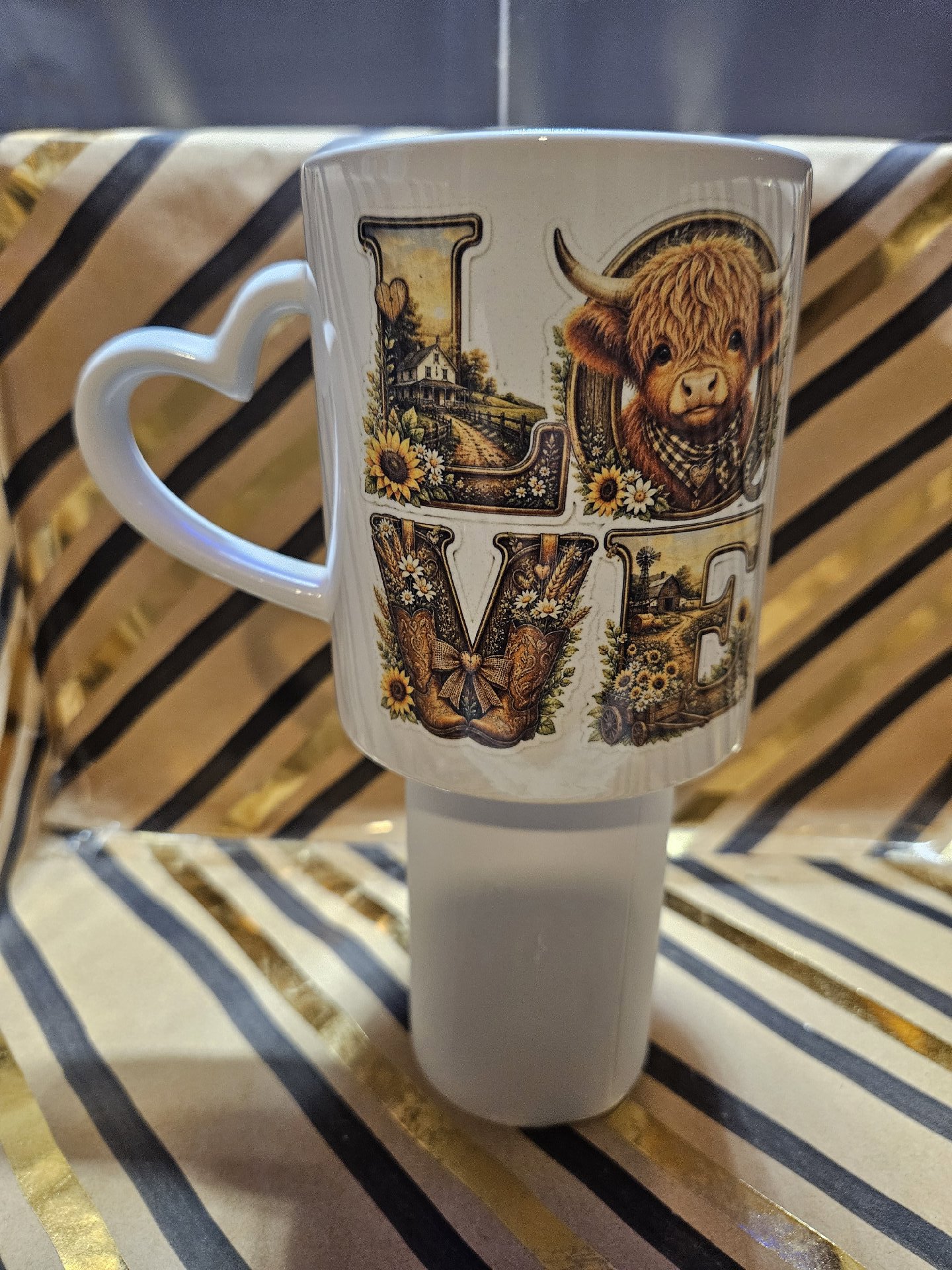 Love Heart Handle Ceramic Mug with Highland Cow Design, Unbranded, One Size, New condition — preloved on SilentSale®