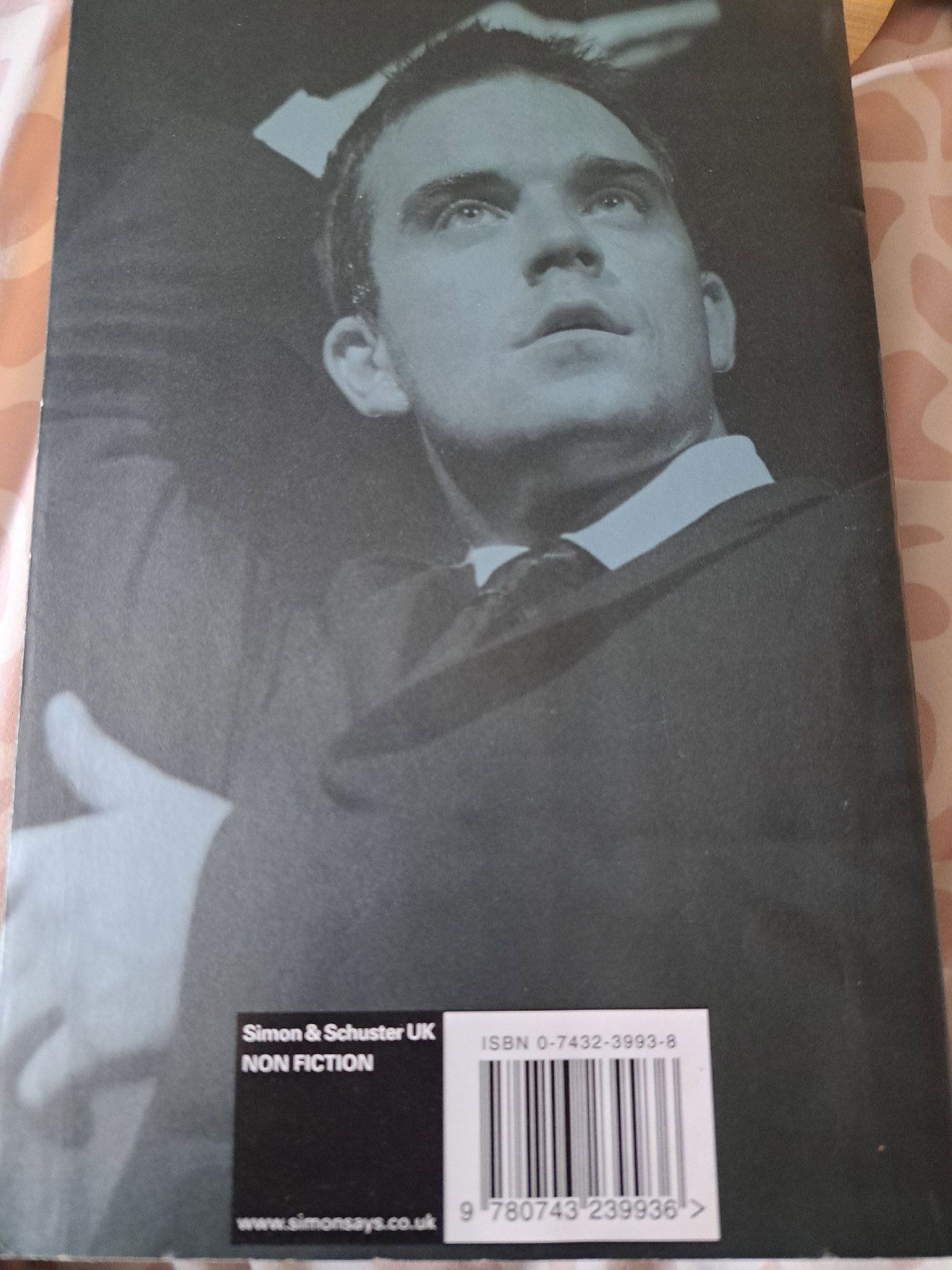 Robbie  The Biography  unauthorised paperback book, Unbranded, Paperback, Good condition — preloved on SilentSale®
