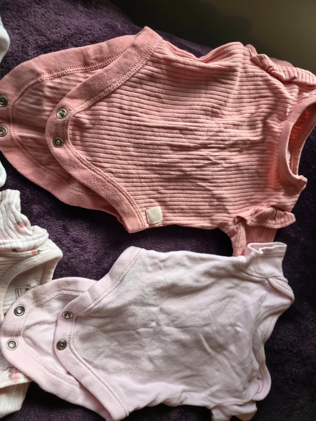 4 pink baby newborn bodysuits with small floral print #babygirl #floral, Fred & Flo, Newborn, Excellent condition — preloved on SilentSale®