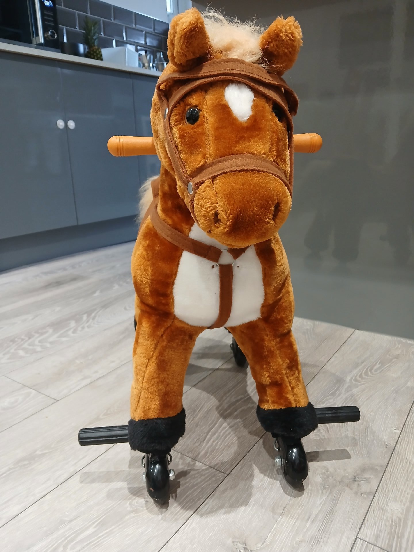 Brown Plush Ride-On Horse Toy with Wheels, Homcom, One Size, Excellent condition — preloved on SilentSale®