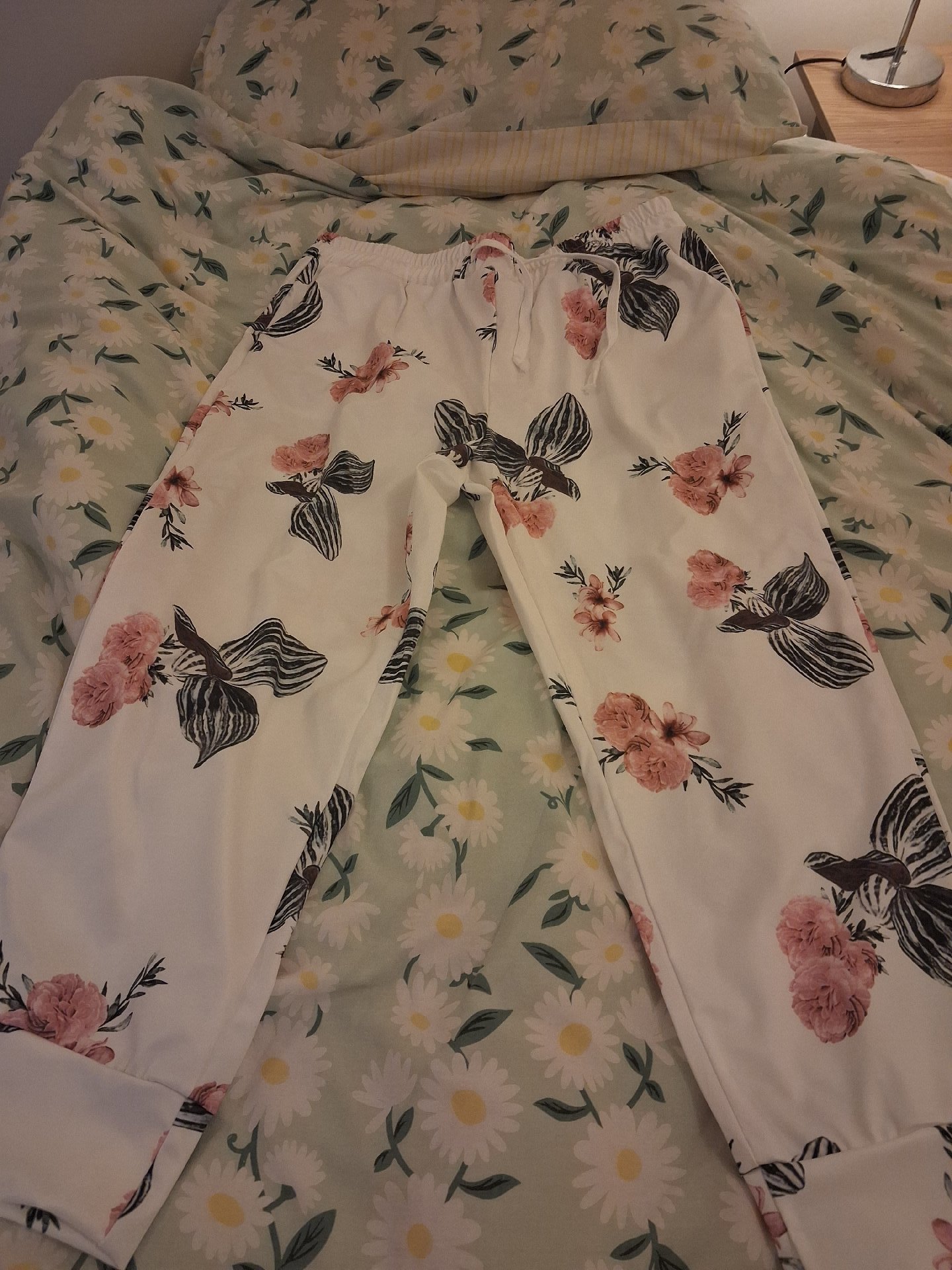  White Floral Print Trousers – Size 22, Unbranded, 22, Excellent condition — preloved on SilentSale®