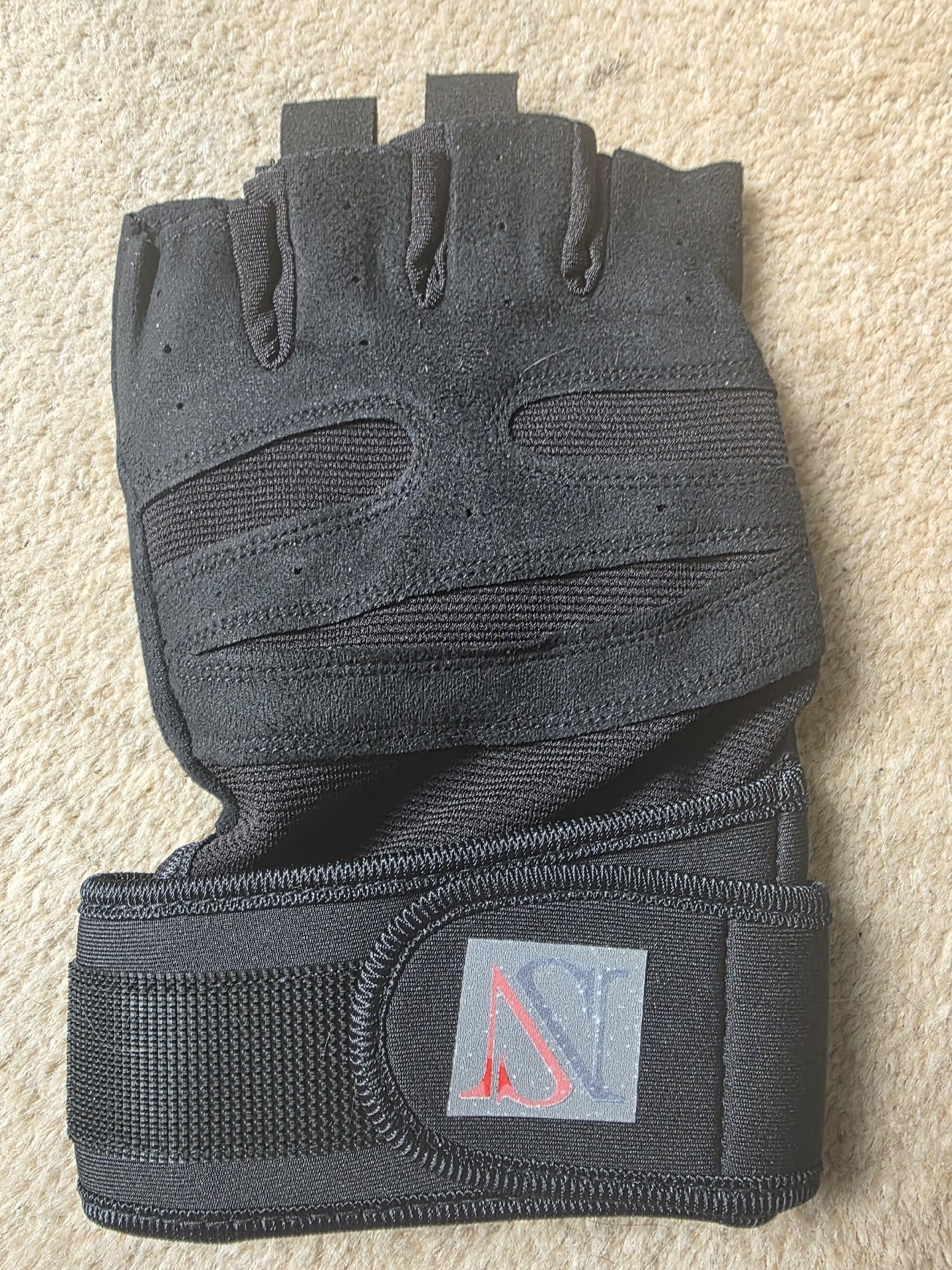 Sports Gear Black XL Fingerless Sports Gloves, Sports Gear, XL, New condition — preloved on SilentSale®