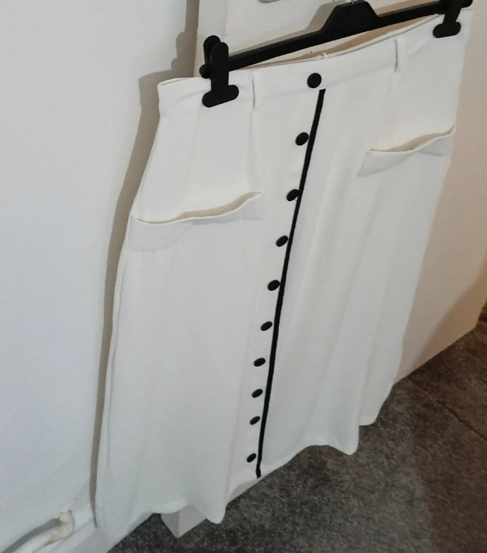 White Button Front Midi Skirt with Pockets, Unbranded, L, Excellent condition — preloved on SilentSale®