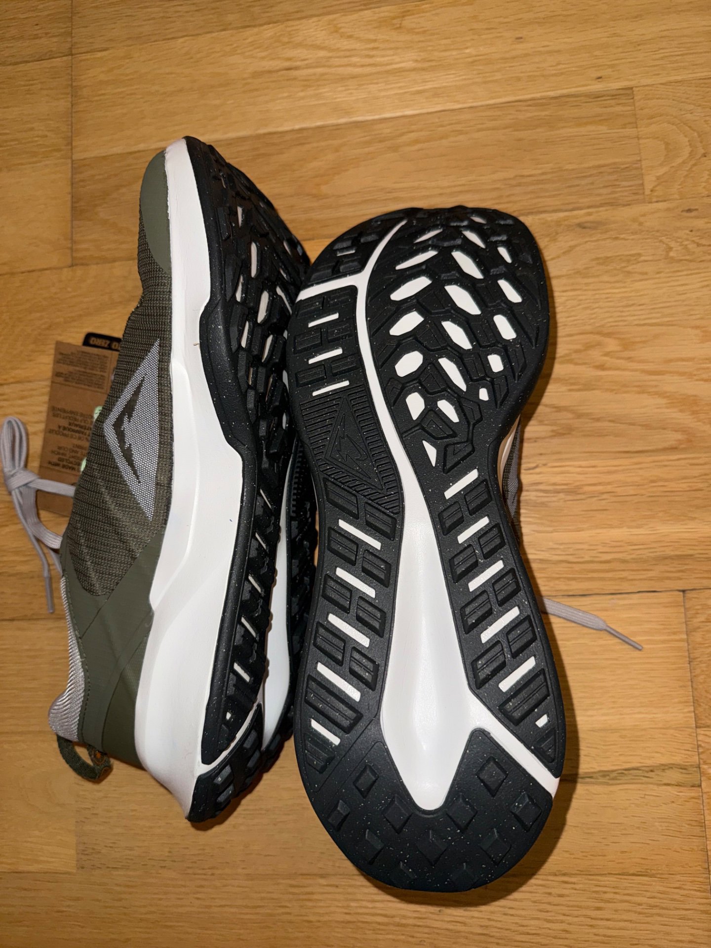 Nike Green and White Trainers, Nike, 9.5, New condition — preloved on SilentSale®