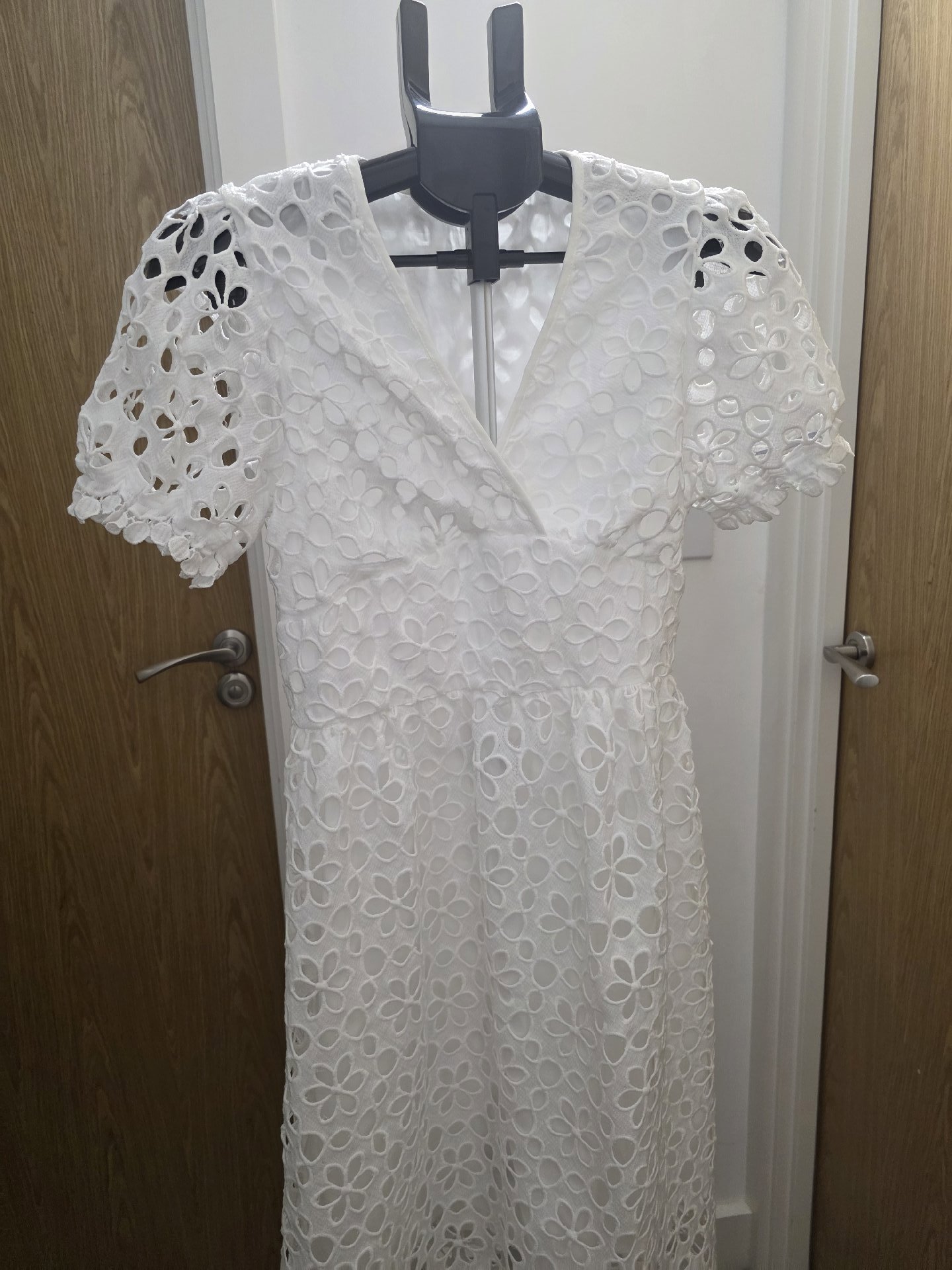 White Floral Eyelet Midi Dress, Unbranded, 8, New condition — preloved on SilentSale®