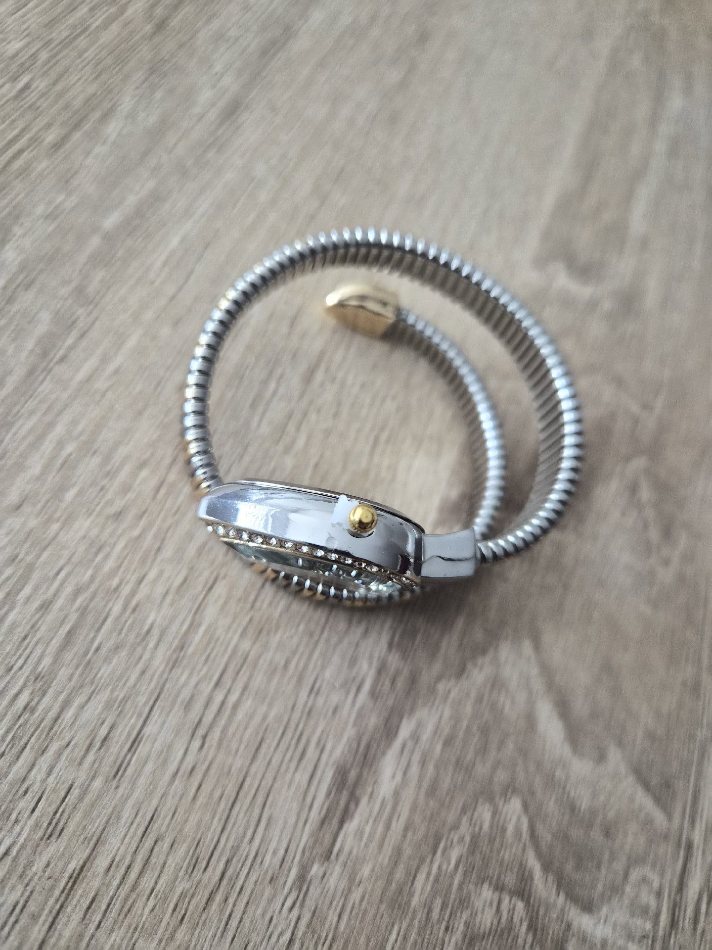 Quartz Teardrop Face Bracelet Watch with Green Dial, Unbranded, One Size, New condition — preloved on SilentSale®