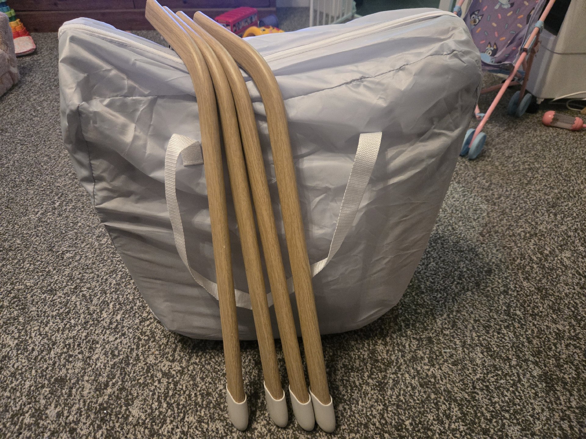 Baby rocking Bassinet Crib with Wooden Legs and Star Print Mattress, Unbranded, One Size, Excellent condition — preloved on SilentSale®