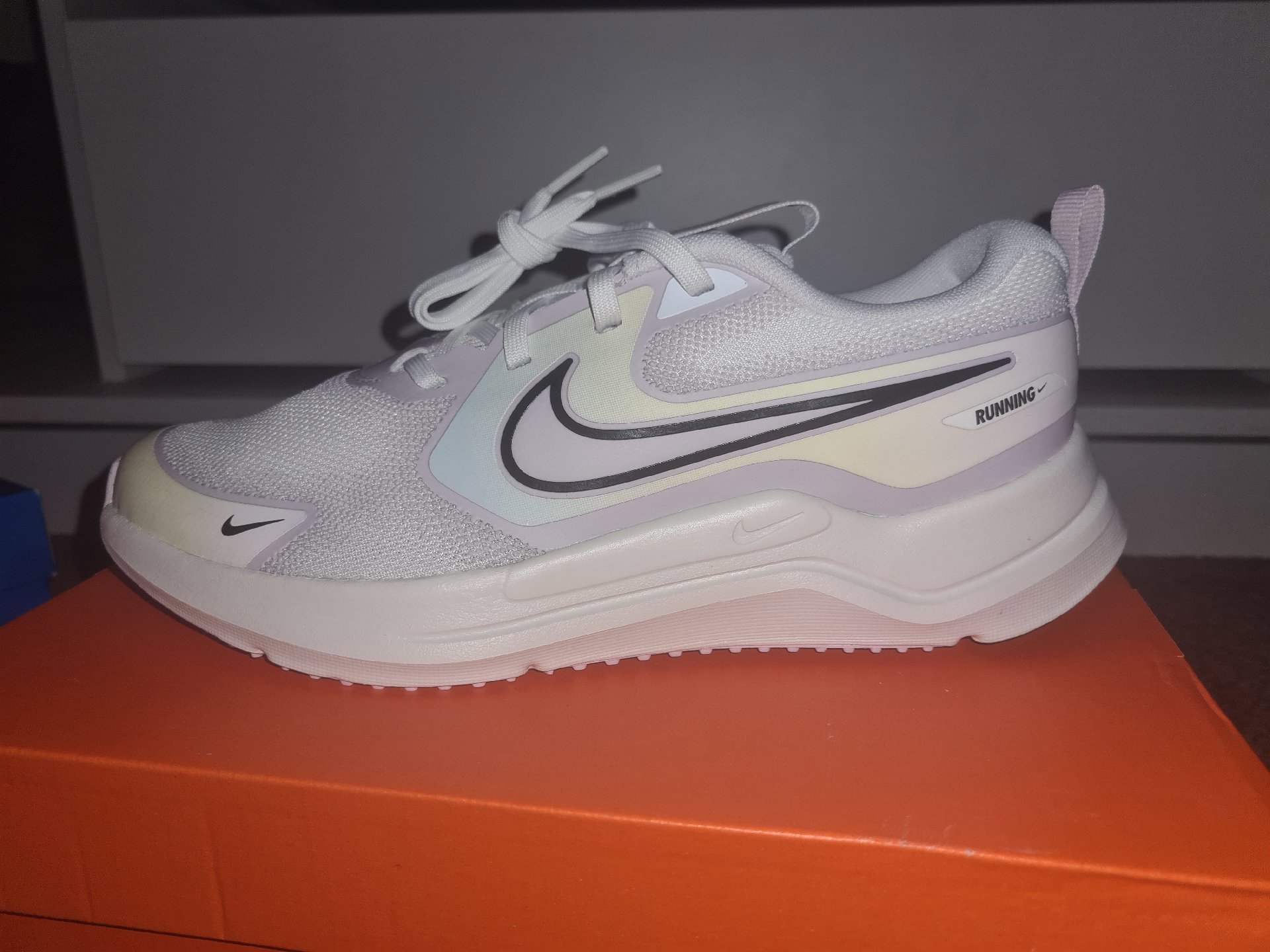 Nike White Running Trainers – UK 5.5 Youth, Nike, 6Y, Excellent condition — preloved on SilentSale®
