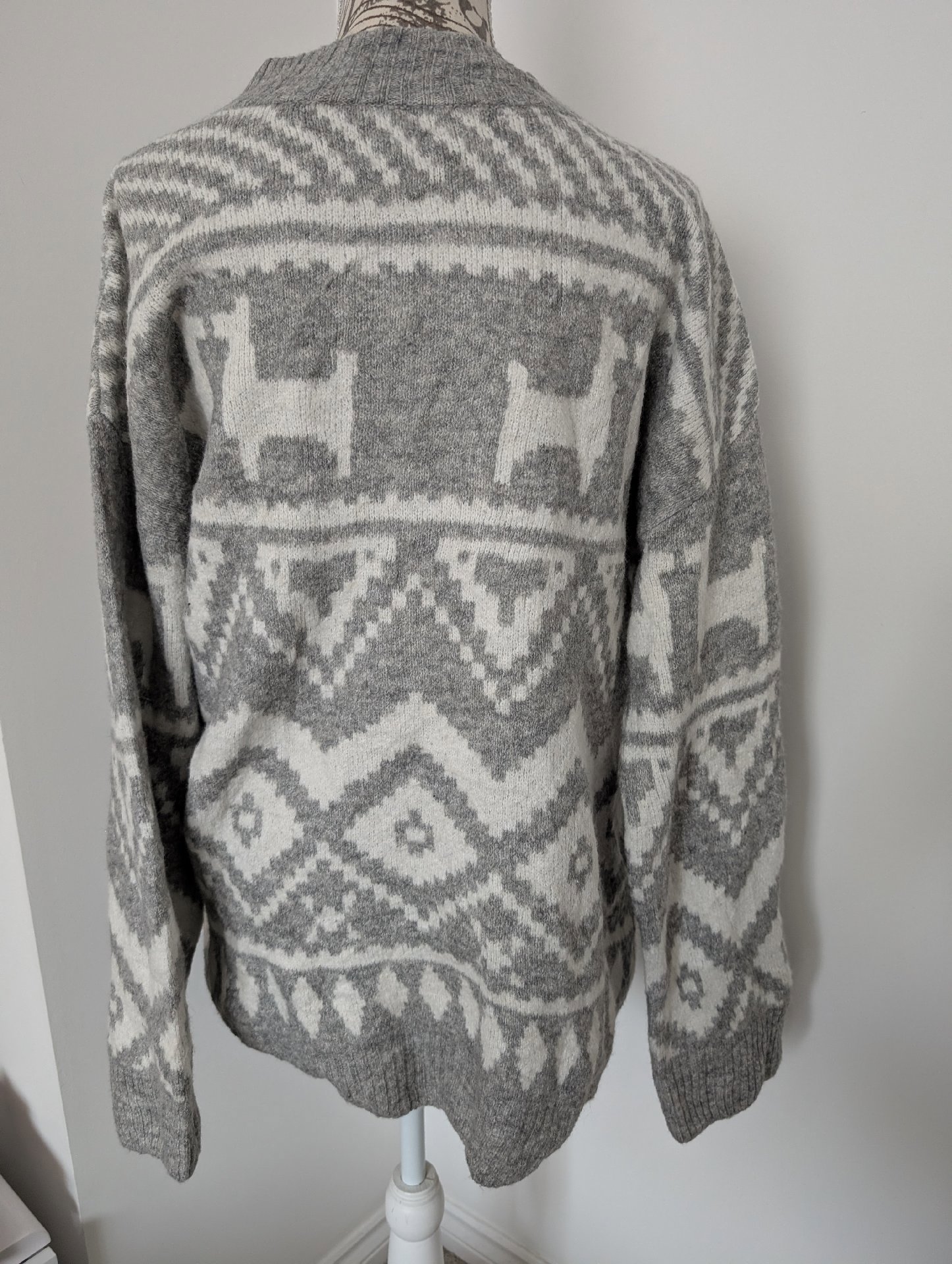 H&M Grey Patterned Knit Jumper – Size S, H&M, S, Excellent condition — preloved on SilentSale®