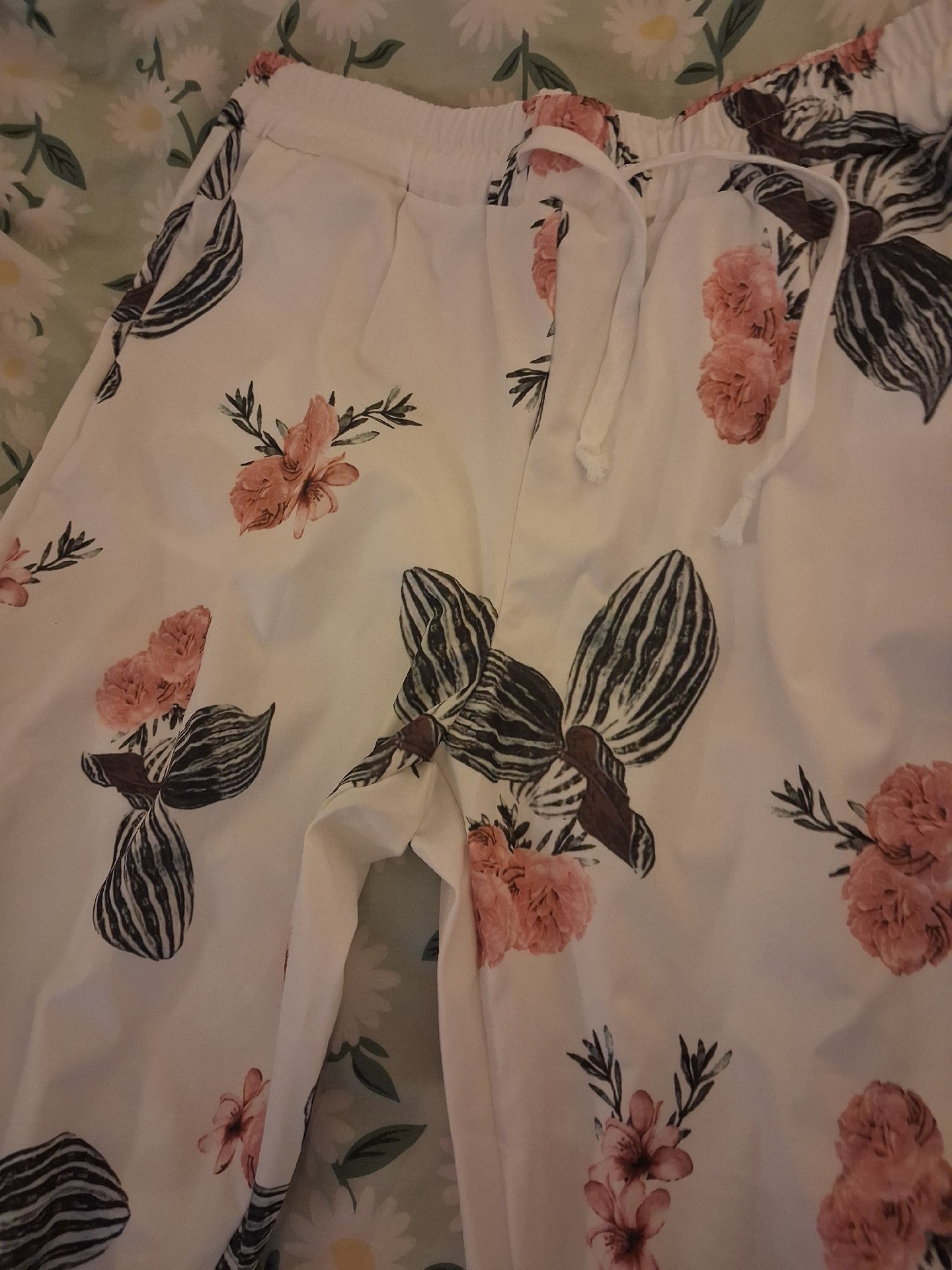  White Floral Print Trousers – Size 22, Unbranded, 22, Excellent condition — preloved on SilentSale®