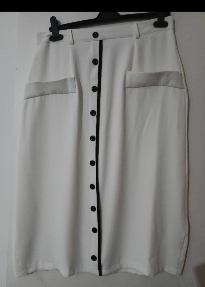 White Button Front Midi Skirt with Pockets, Unbranded, L, Excellent condition — preloved on SilentSale®