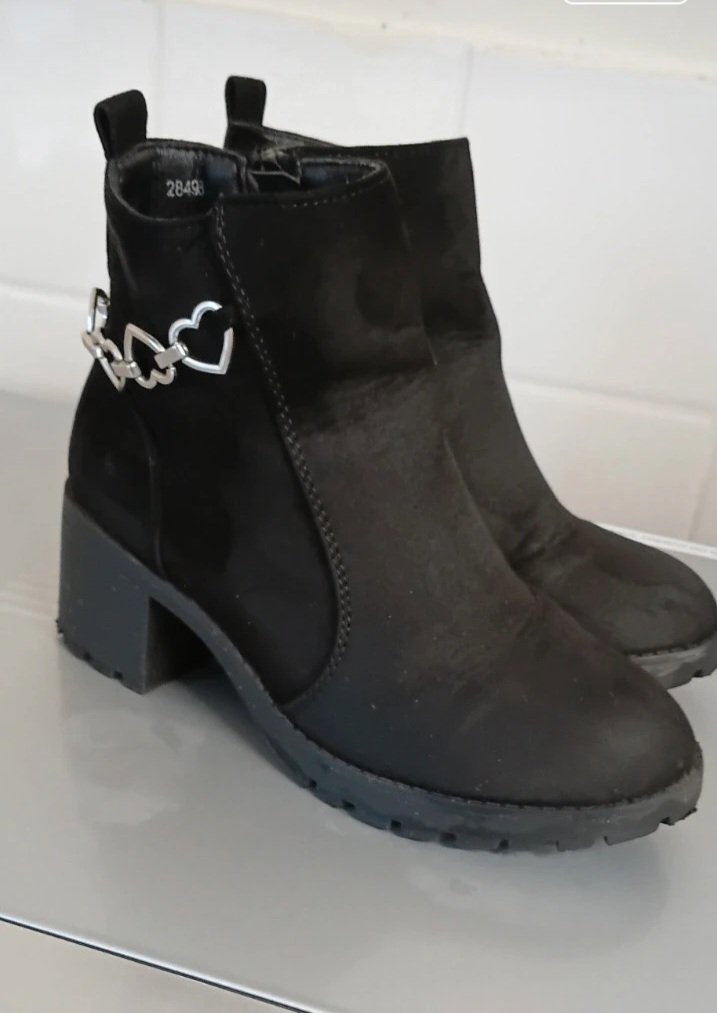 Black Ankle Boots with Silver Heart Chain Detail – Size 28.5, Lilly, 28.5, Excellent condition — preloved on SilentSale®