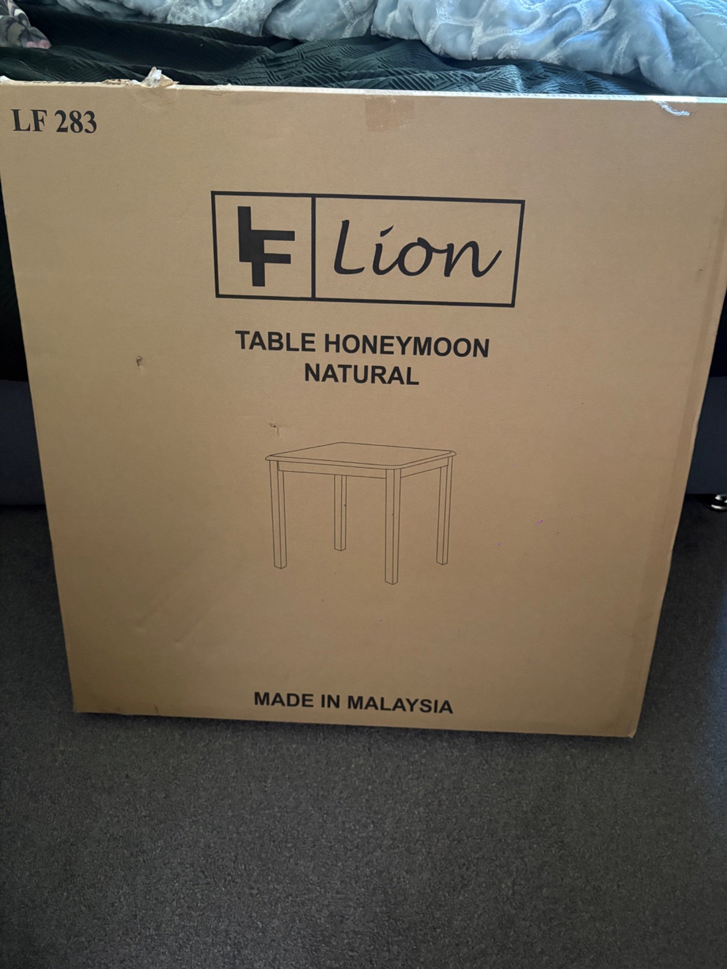 Brand new solid oak table with 2 chairs, Lion, Small, New condition — preloved on SilentSale®