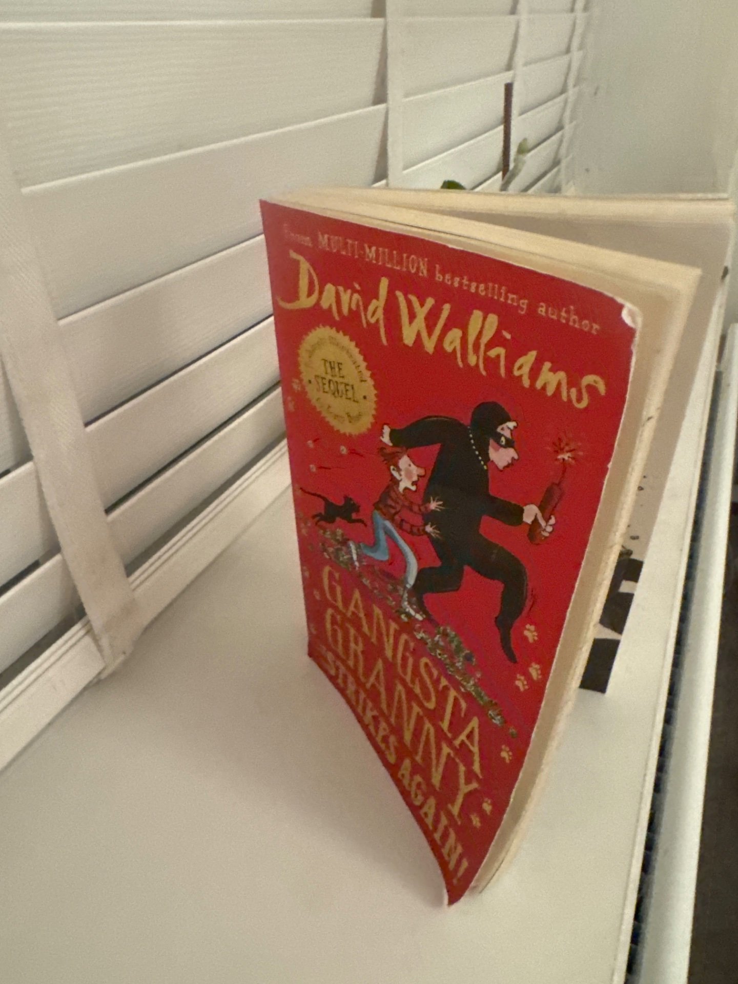 Gangsta Granny Strikes Again! — David Walliams, HarperCollins Publishers, One Size, Good condition — preloved on SilentSale®