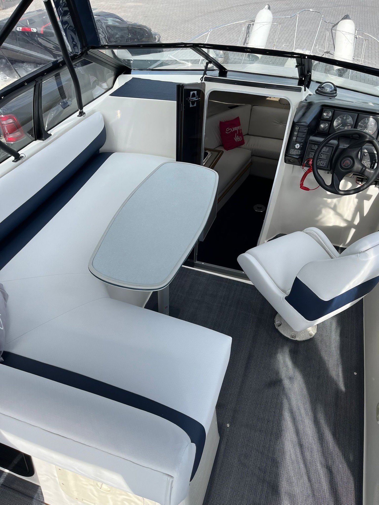 Motor Cruiser Boat with Cabin and Seating Area, Bayliner, One Size, Excellent condition — preloved on SilentSale®
