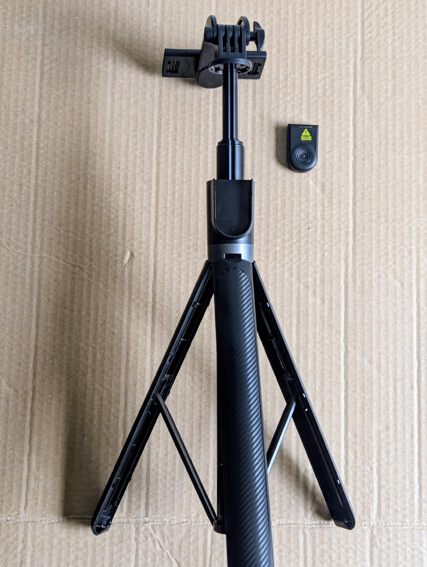 Riseflo Live Broadcast Selfie Stick Tripod with Remote Control, Riseflo, 1.8 m, New condition — preloved on SilentSale®