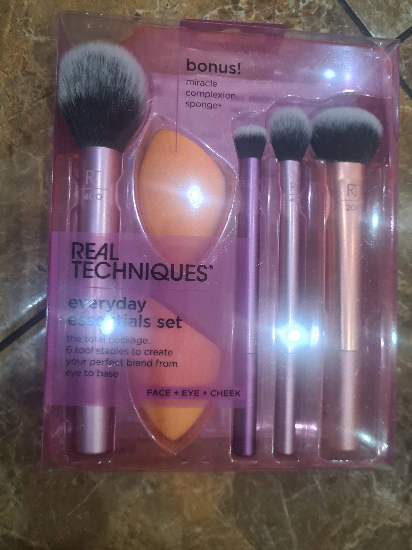 Real Techniques Everyday Essentials Makeup Brush Set with Sponge, Real Techniques, One Size, New condition — preloved on SilentSale®