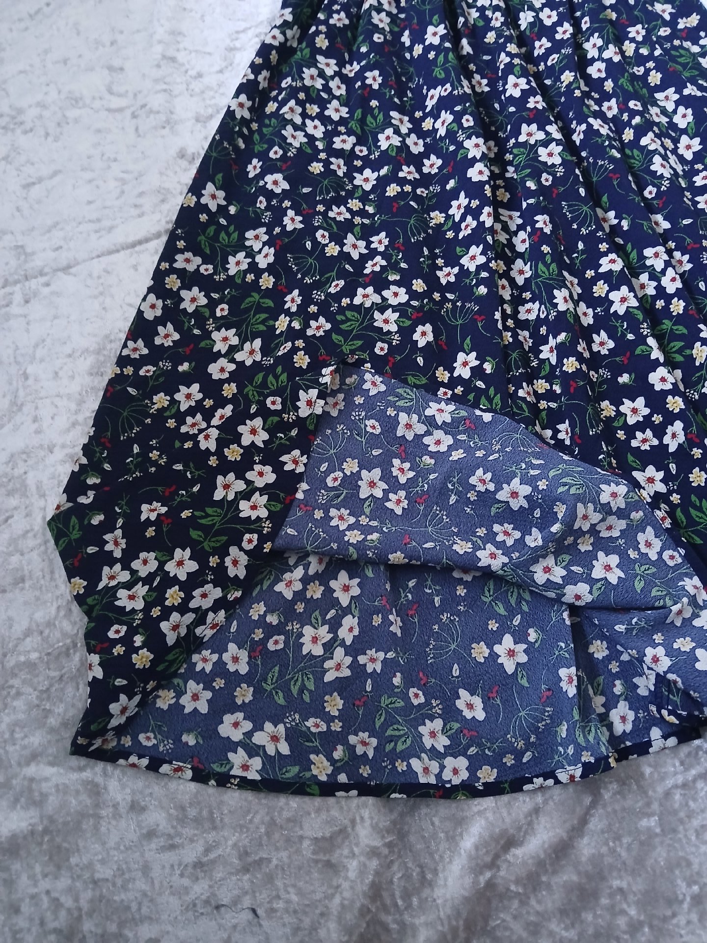 Navy Floral Midi Dress with V Neck and Elastic Waist, Unbranded, M, Excellent condition — preloved on SilentSale®