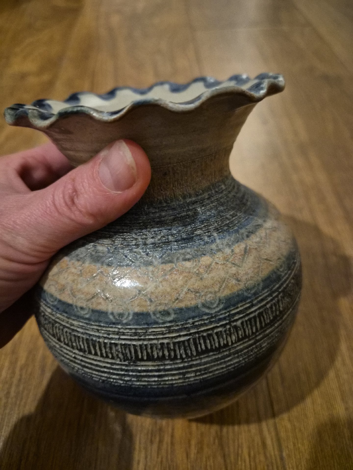 Decorative Ceramic Vase with Wavy Rim, Unbranded, Medium, Excellent condition — preloved on SilentSale®