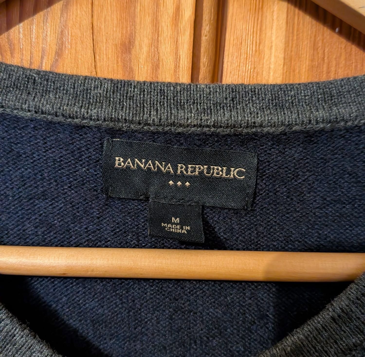 Banana Republic Navy and Grey Striped V-Neck Jumper – M, Banana Republic, M, Good condition — preloved on SilentSale®