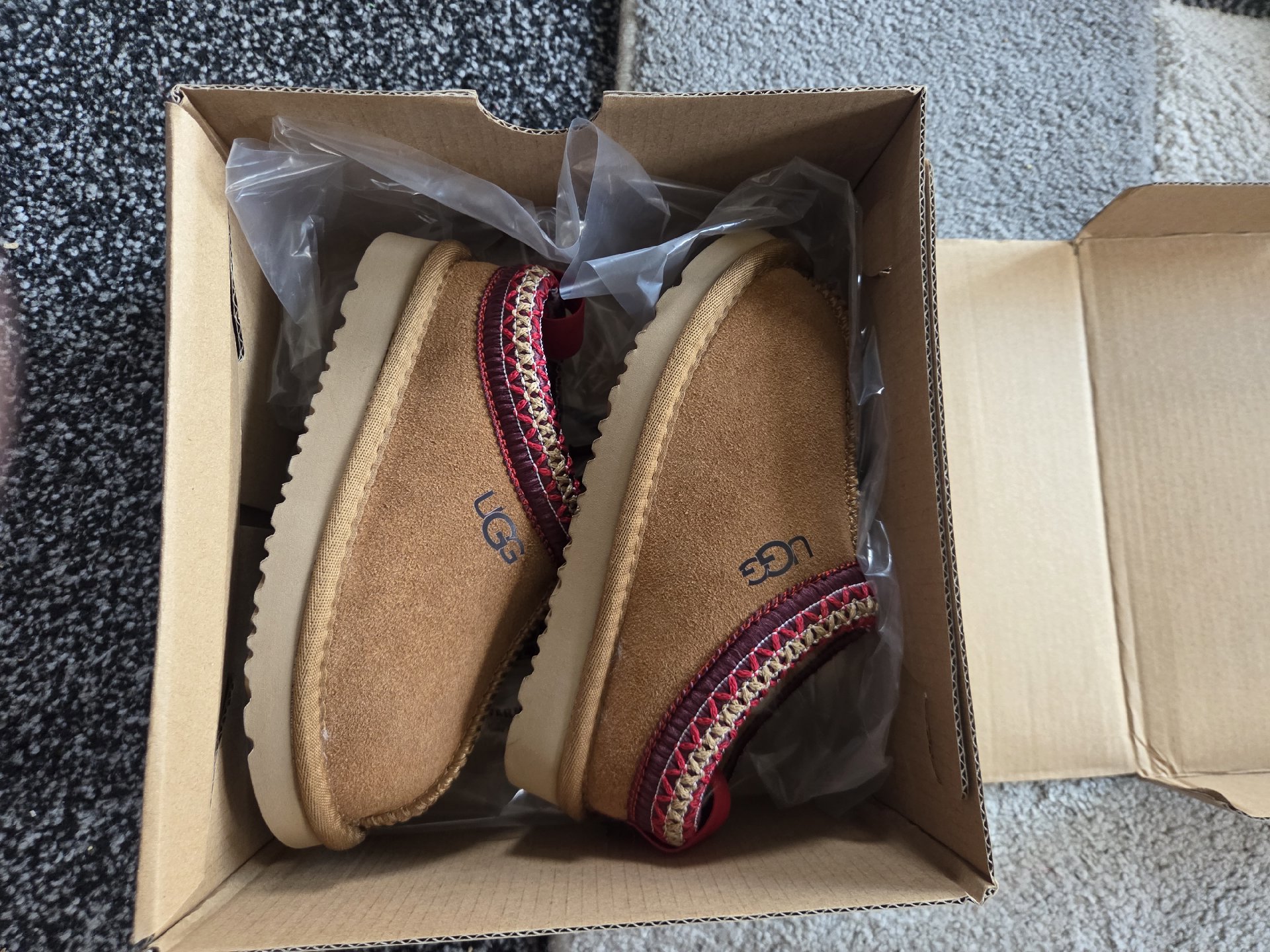 Kids uggs, uggs, 2.5, New condition — preloved on SilentSale®