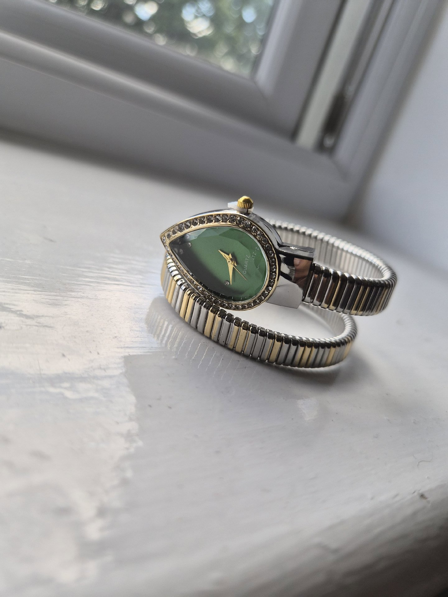 Quartz Teardrop Face Bracelet Watch with Green Dial, Unbranded, One Size, New condition — preloved on SilentSale®