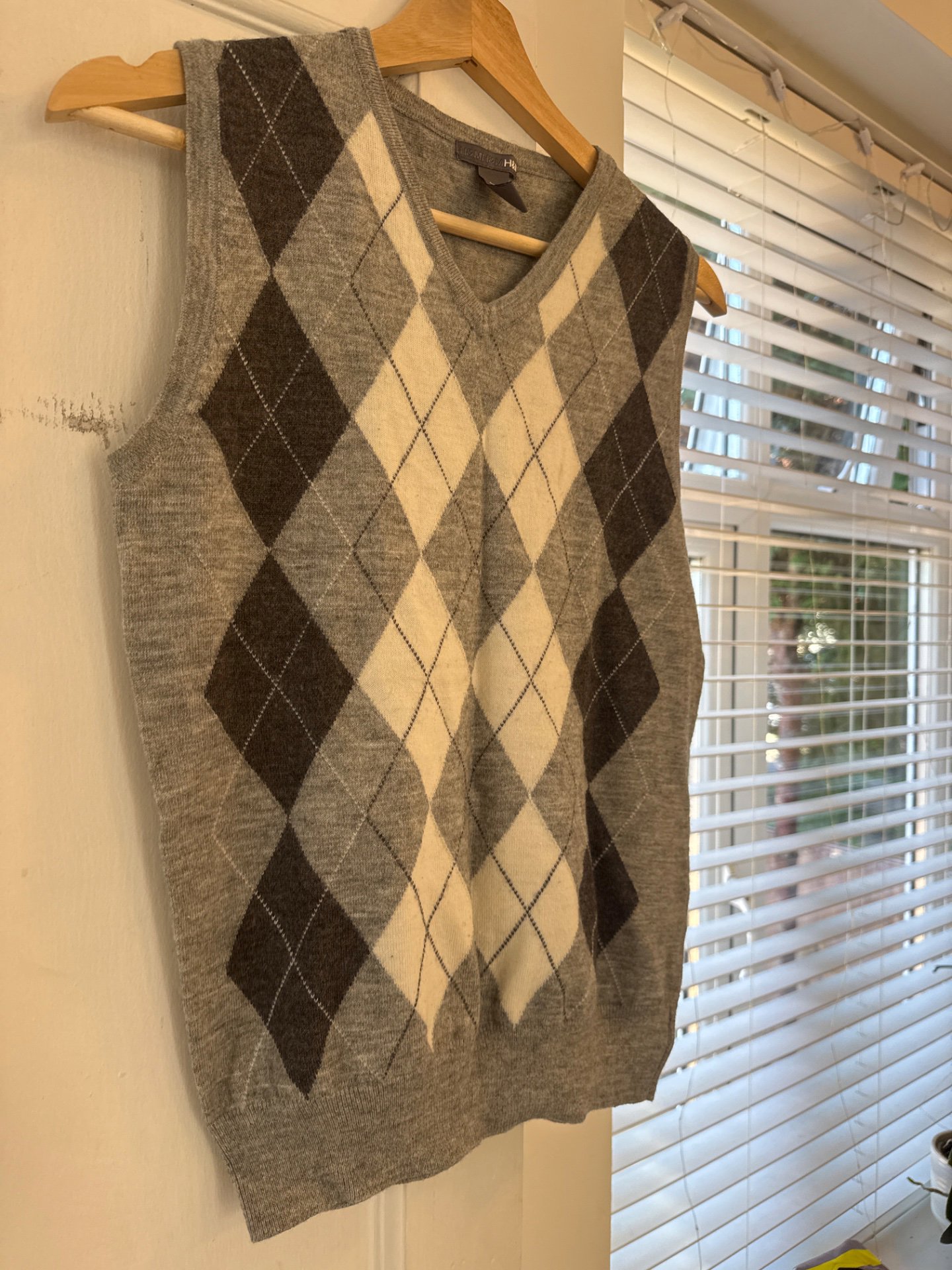Grey Argyle Knit Sleeveless Jumper – Size M, H&M, S, Excellent condition — preloved on SilentSale®