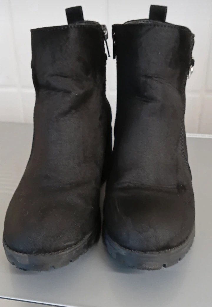 Black Ankle Boots with Silver Heart Chain Detail – Size 28.5, Lilly, 28.5, Excellent condition — preloved on SilentSale®